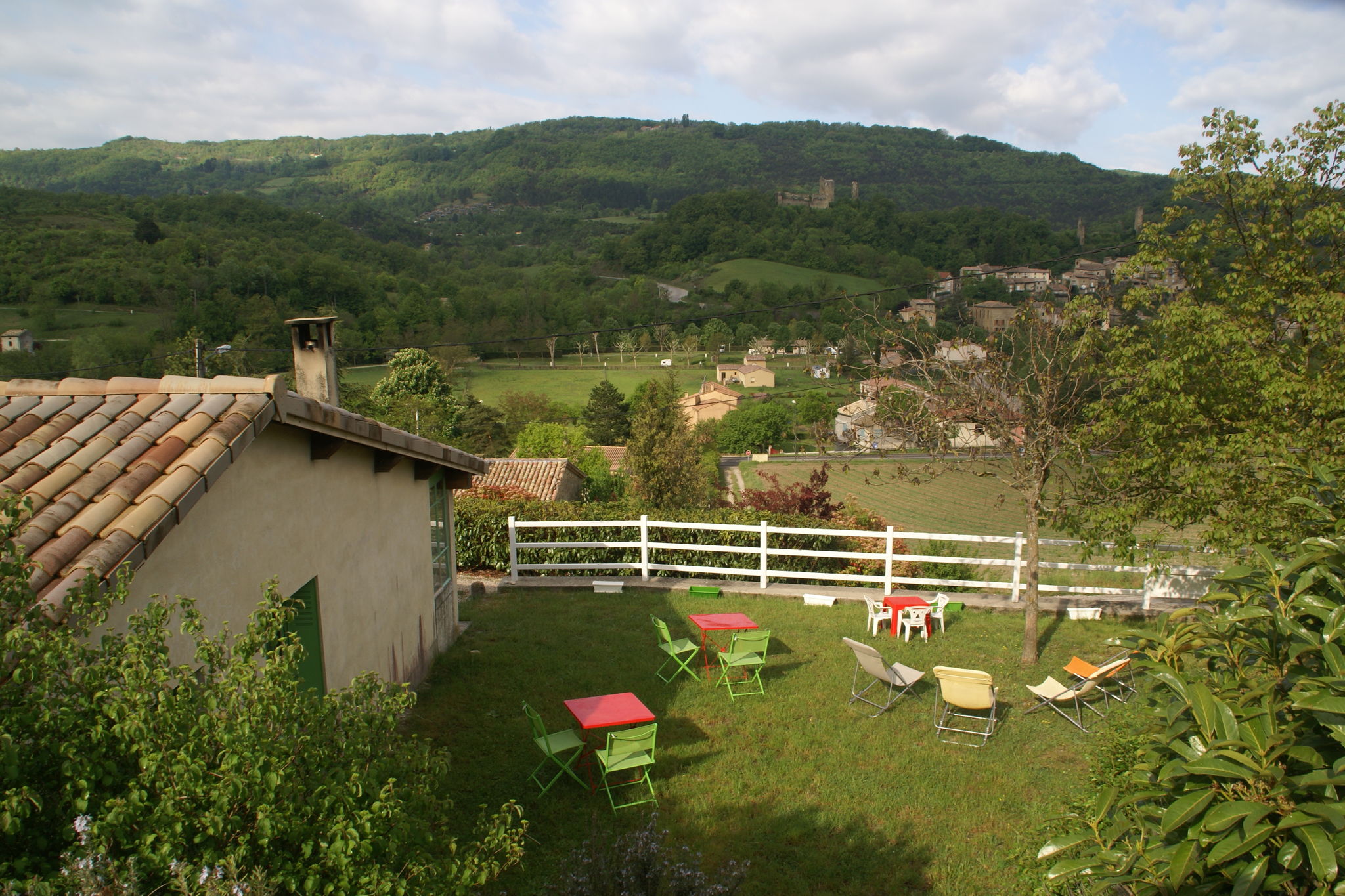 Jolie maison de vacances à Bourdeaux avec vue sur la colline
