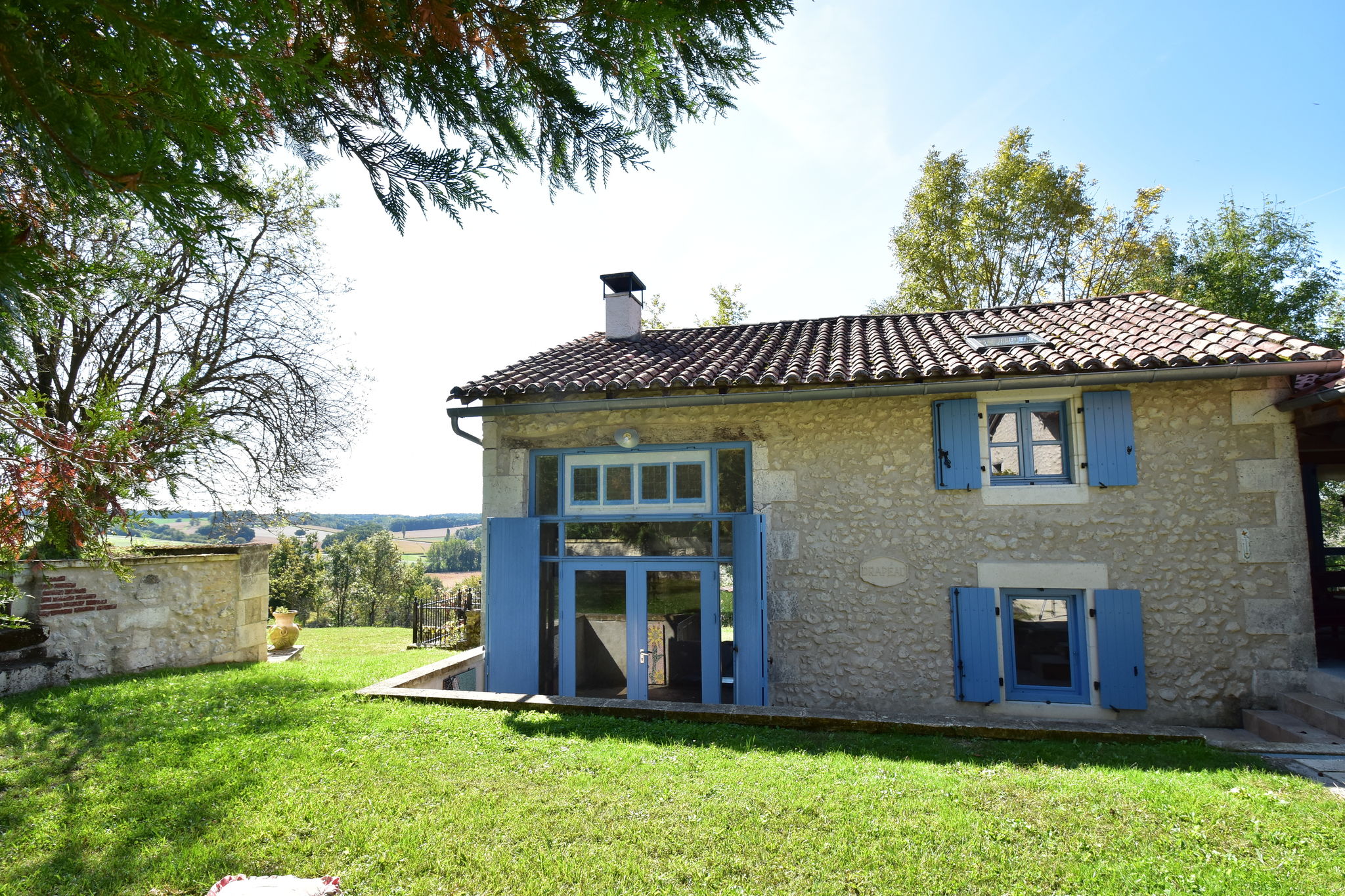 Maison de vacances spacieuse avec piscine à Lusignac