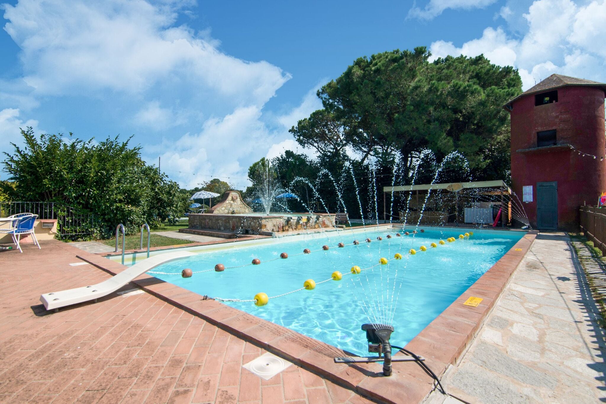 Ferienhaus in der Nähe des Sees Trasimeno, zwei Schwimmbaden und Wellnessbereich