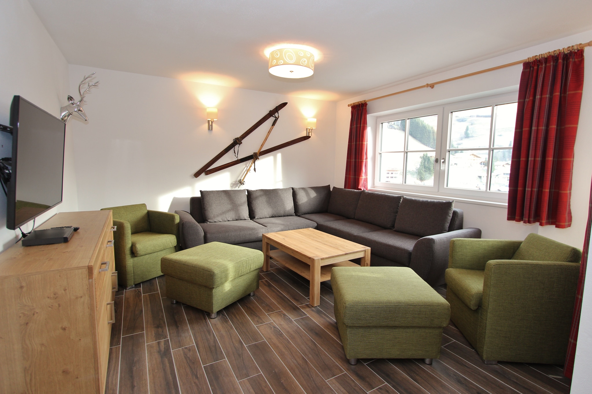 This beautiful detached premium chalet for a maximum of 10 people is located in the well-known ski resort of Saalbach-Hinterglemm in Salzburgerland, right next to the slopes and the Jausern lift.
The chalet offers a large living room with a modern open and fully equipped kitchen and dining area. From the living room you can access the sunny balcony and from the kitchen to the large terrace. The chalet has 5 bedrooms and 2 bathrooms, as well as a wellness area with sauna and a storage room for skis and ski equipment. You can park directly at the chalet.
Saalbach-Hinterglemm is an alpine village and is located in the beautiful Pinzgau in Salzburgerland, nestled in the Glemmtal between the Pinzgau grass mountains and the Kitzbühel Alps, and therefore offers limitless activity options for holidaymakers. The ski paradise Skicircus Saalbach-Hinterglemm-Leogang-Fieberbrunn stretches over an incredible 270 kilometers of slopes and 70 modern lifts. The region also has a lot to offer in summer as a top bike region. The most modern cable cars take bikers safely and easily up the mountains.
In summer, the Käpt'n Hook water park with a water surface of 1000 m2 offers plenty of bathing fun! Directly in the town of Saalbach-Hinterglemm or in Zell am See you will find sufficient shops for your daily needs as well as a large selection of restaurants. The state capital of Salzburg can be reached in around 1.5 hours by car.