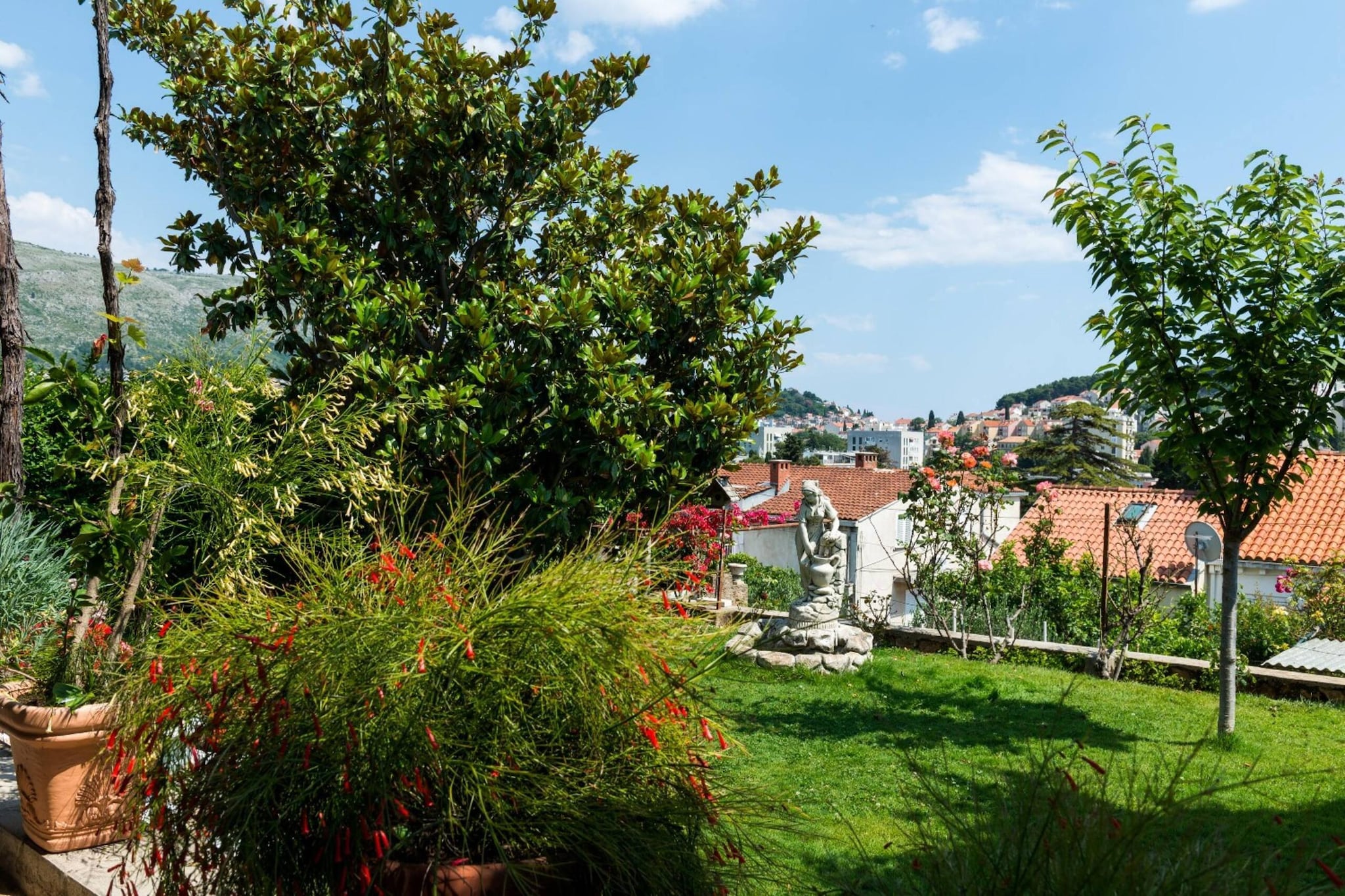Apartment Melisa - Gardens in summer