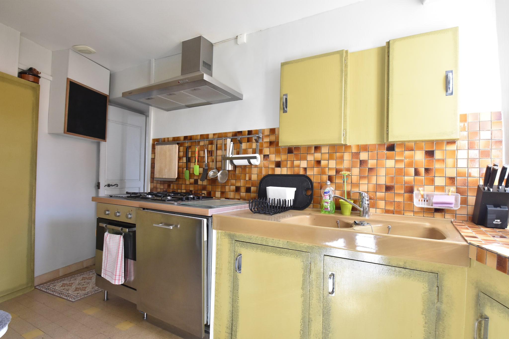 Ground floor: (Kitchen(cooker(4 ring stoves, gas), oven, microwave, dishwasher, fridge-freezer), Living/diningroom(TV, dining table, fireplace, seating area), bedroom(double bed), bedroom(double bed), bathroom(shower, washbasin, toilet), toilet)\n\nOn the 1st floor: (bedroom(2x single bed(90 x 200 cm)))\n\nAnnex: (Living room(TV, seating area), bathroom(bathtub with shower, washbasin, toilet))\n\ntumble dryer, washing machine, heating, terrace, garden(fenced), sun loungers, BBQ