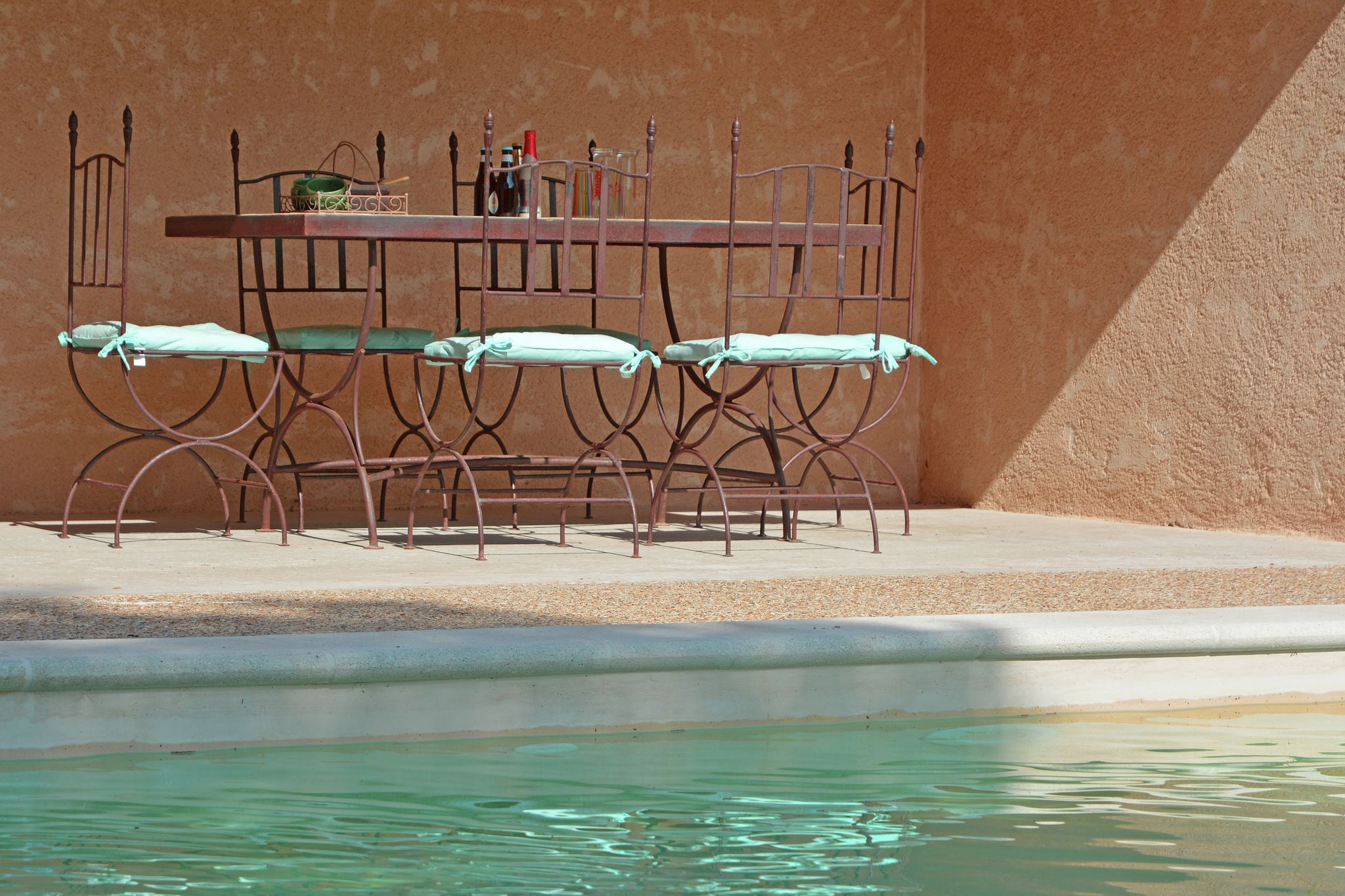 Sun-kissed Villa in Carpentras with Swimming Pool