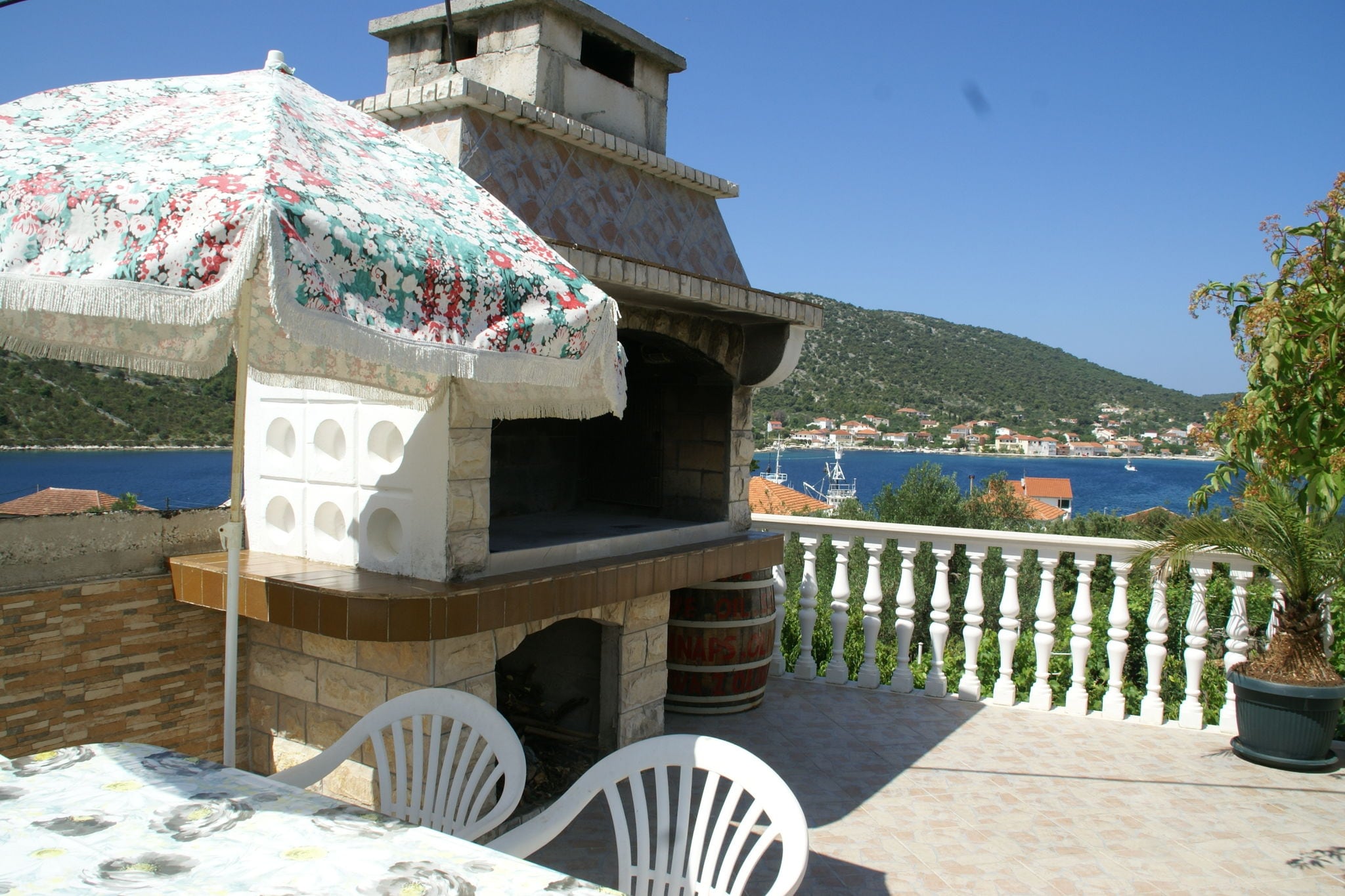 Charming Apartment in Vinisce with Jetty