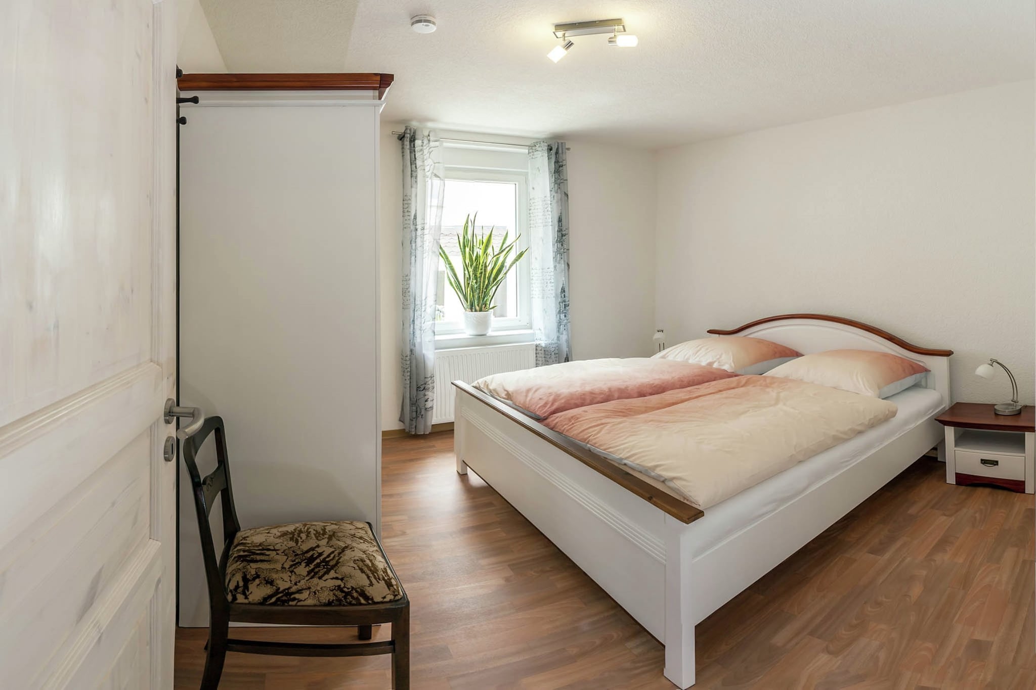 Ground floor: (Entrance, Kitchen(cooker(induction), coffee machine(filter), oven, dishwasher, fridge-freezer), Living/diningroom(single sofa bed, TV(satellite, digital)), bedroom(double bed(180 x 200 cm)), bathroom(shower, washbasin, toilet, hairdryer))\n\nSitting room, radio, tumble dryer, washing machine, heating(central), air conditioning, terrace(private), garden furniture, parking, children\'s bed, Charging post for electric cars