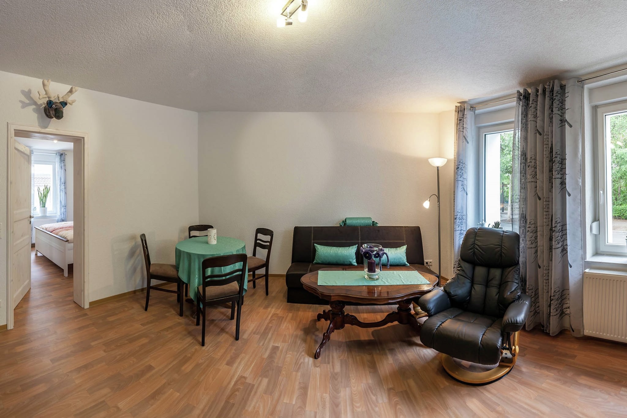 Just 100 m from Thale’s bustling center, this ground-floor apartment offers stylish convenience for couples, solo travelers, or small families. With an induction cooker, oven, dishwasher, fridge-freezer, and filter coffee machine, the kitchen is perfect for easy dining. The living/dining area features a satellite TV and single sofa bed, while the separate sitting room adds a touch of homey charm with radio, washer, and tumble dryer.
The spacious bedroom includes a double bed (180 × 200 cm), and the modern bathroom is fitted with shower, toilet, washbasin, and hairdryer. Central heating and air conditioning ensure all-season comfort, while a private terrace with garden furniture invites guests to unwind outdoors. Families are well catered to with a children’s bed, and those traveling by EV will appreciate the on-site charging post.
With shops, restaurants, and public transport just steps away, plus forests, lakes, tennis, and thermal spas within easy reach, this location combines vibrant city access with restful surroundings.