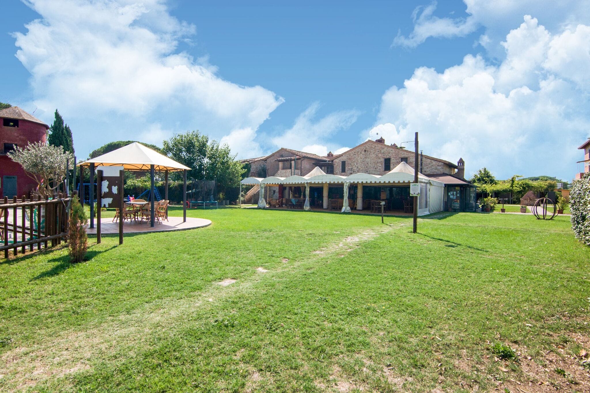 Großes Bauernhaus mit Pool in Castiglione del Lago