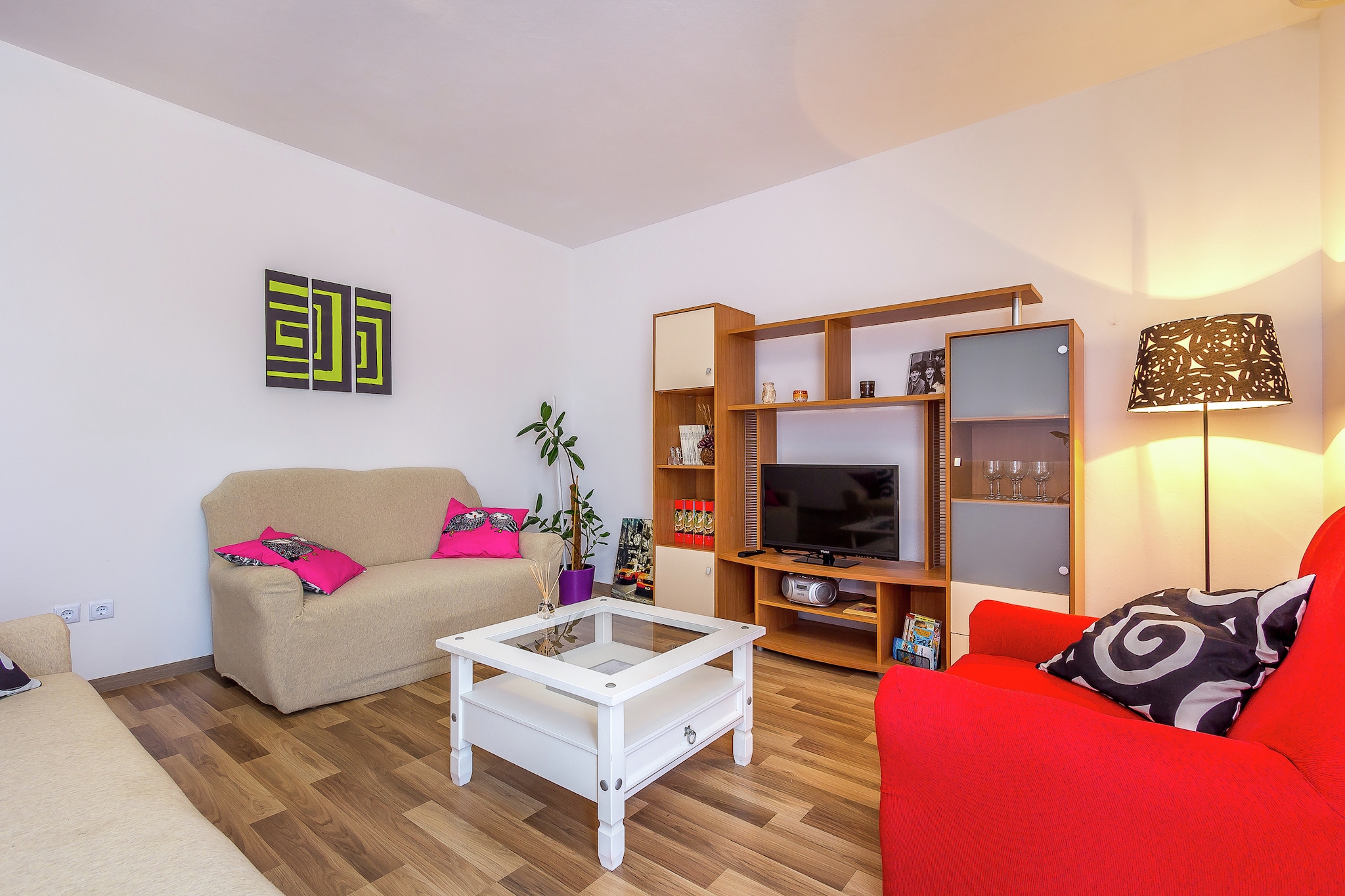 Ground floor: (Living room(2x single bed, TV(satellite)), Large kitchen(cooker(4 ring stoves), coffee machine, oven, fridge-freezer), bedroom(2x single bed(90 x 200 cm)), bedroom(double bed(160 x 200 cm)), Bedroom with bathroom(double bed(160 x 200 cm), shower, washbasin, toilet, balcony or terrace), bathroom(washbasin, toilet), bathroom(bath tub, washbasin, toilet), washing machine, air conditioning, roof terrace)\n\ncot, parking