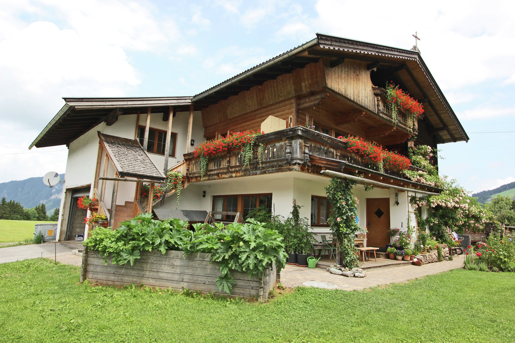 The Thumahof organic farm is located in beautiful Auffach in Wildschönau. This wonderful apartment especially appeals to families with children. The holiday apartment on the first floor is spacious and modern. You have a beautiful view of the surrounding mountains of Wildschönau.
There are many hiking opportunities in the immediate vicinity. In winter, the ski slope passes just 400 m away from the house and offers easy access to the ski area. A cross-country ski run is right next to the house. The toboggan run is another asset. The free Wildschönauer guest card offers many benefits in both summer and winter. In short, a wonderful place for an invigorating holiday. In summer you can explore numerous managed alpine pastures in the Wildschönau. The animals from the Thumahof also find relaxation on the alpine pasture!
Central heating will keep you cosily tucked in. A well-equipped kitchen will let you try out new dishes and stick to a home-cooked diet.