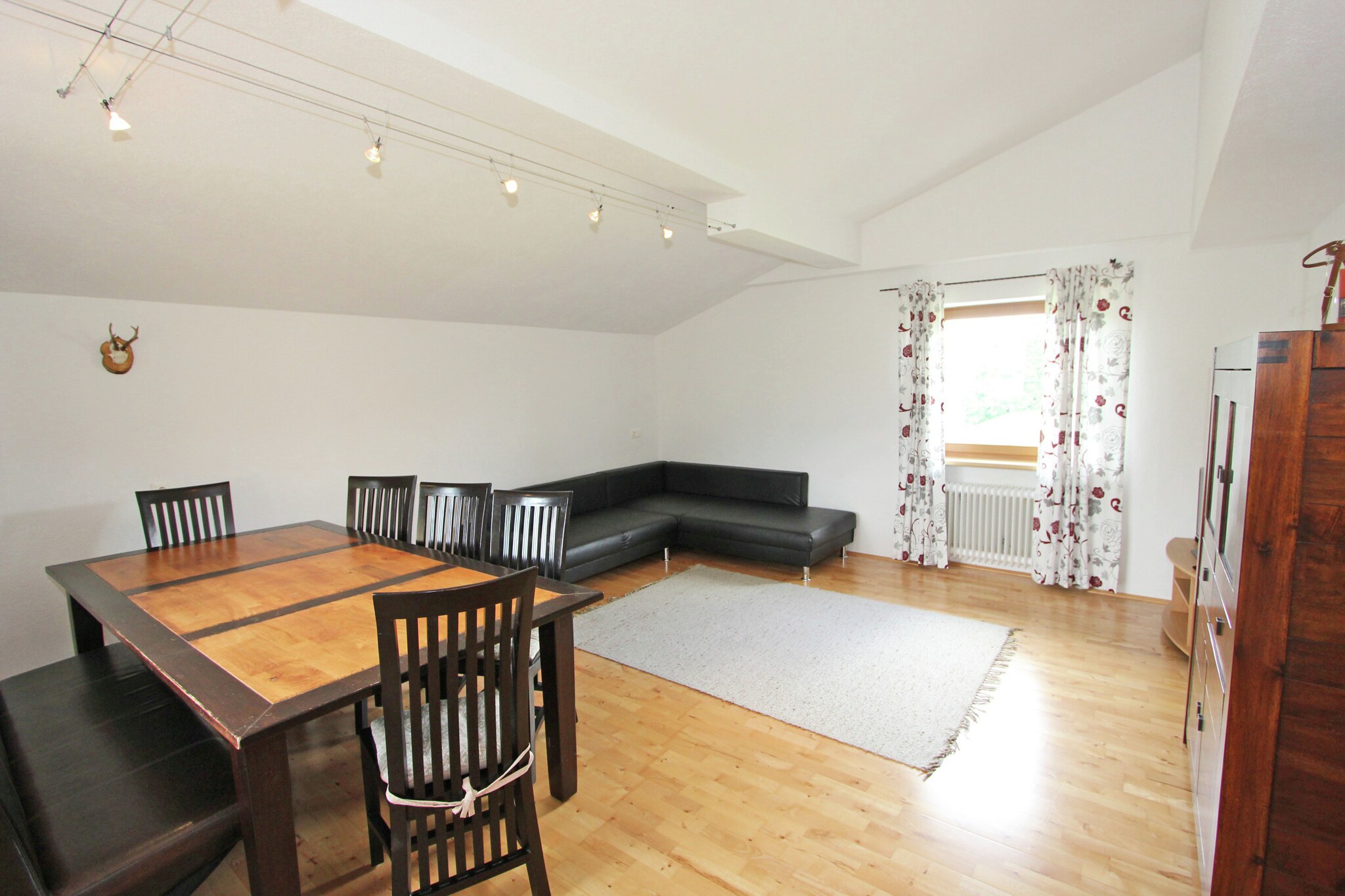 On the 1st floor: (Kitchen(cooker(4 ring stoves), oven, dishwasher, fridge-freezer), Living/bed room(double sofa bed, TV(satellite)), bedroom(double bed), bedroom(bunk bed), bathroom(shower(unit), washbasin), bathroom(washbasin, toilet), Landing)\n\nEntrance, balcony, heating(central), garden, parking, children\'s bed