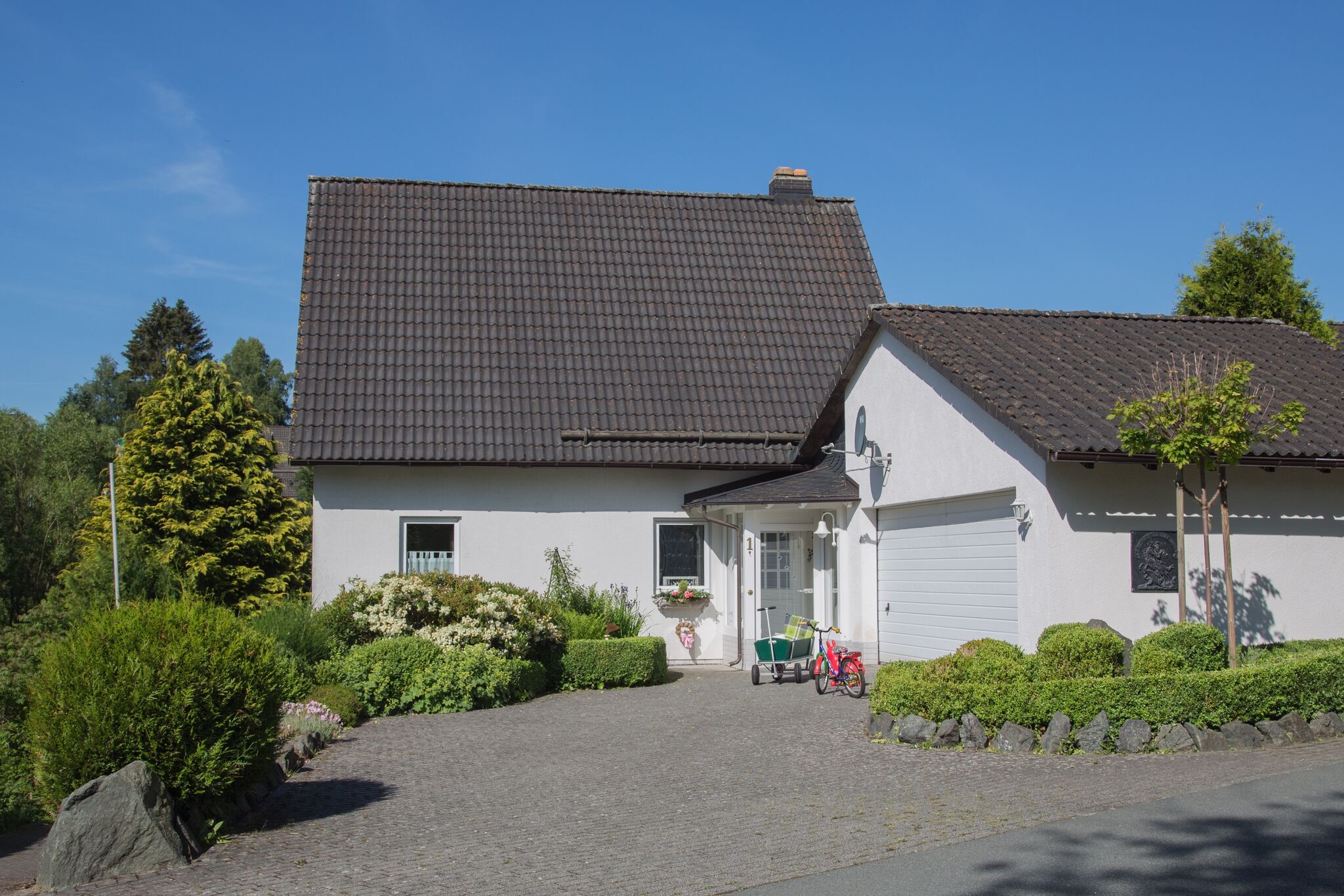 Attractive Holiday Home in Elkeringhausen with Pond