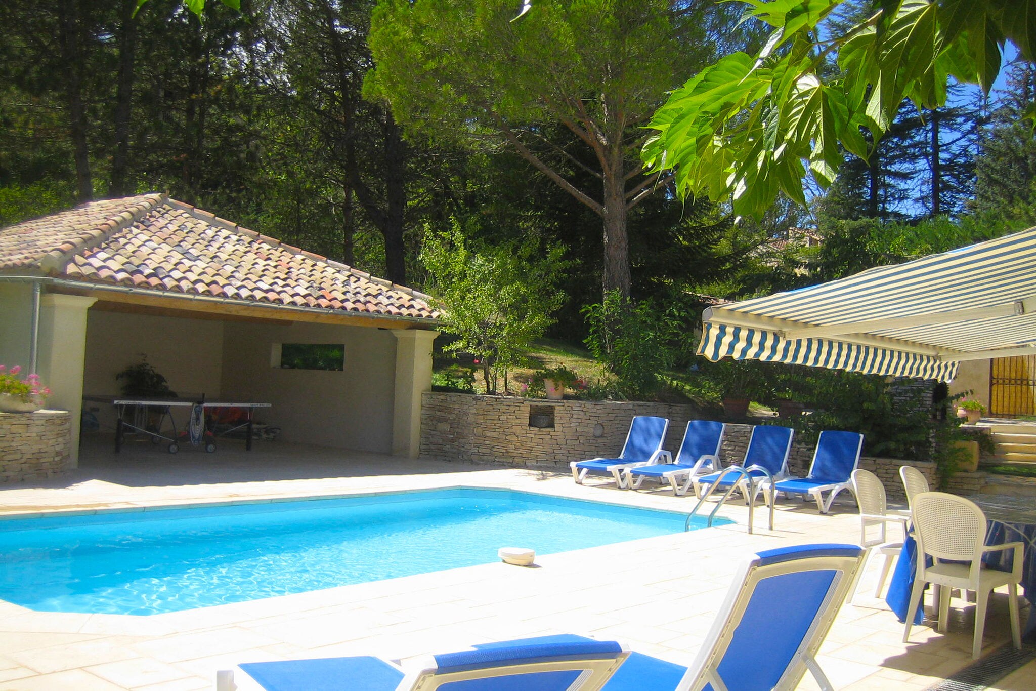 Sfeervolle, Provençaalse villa met verwarmbaar privézwembad en weids uitzicht