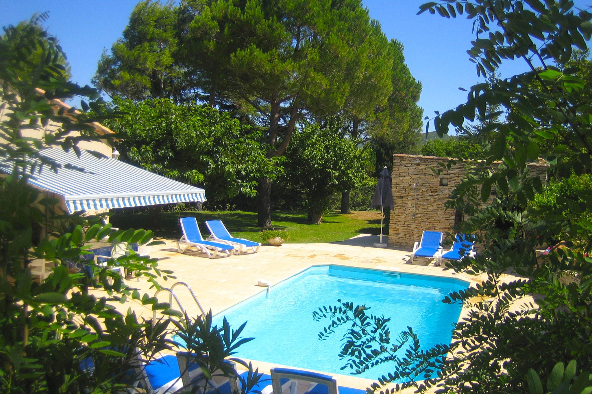 Sfeervolle, Provençaalse villa met verwarmbaar privézwembad en weids uitzicht
