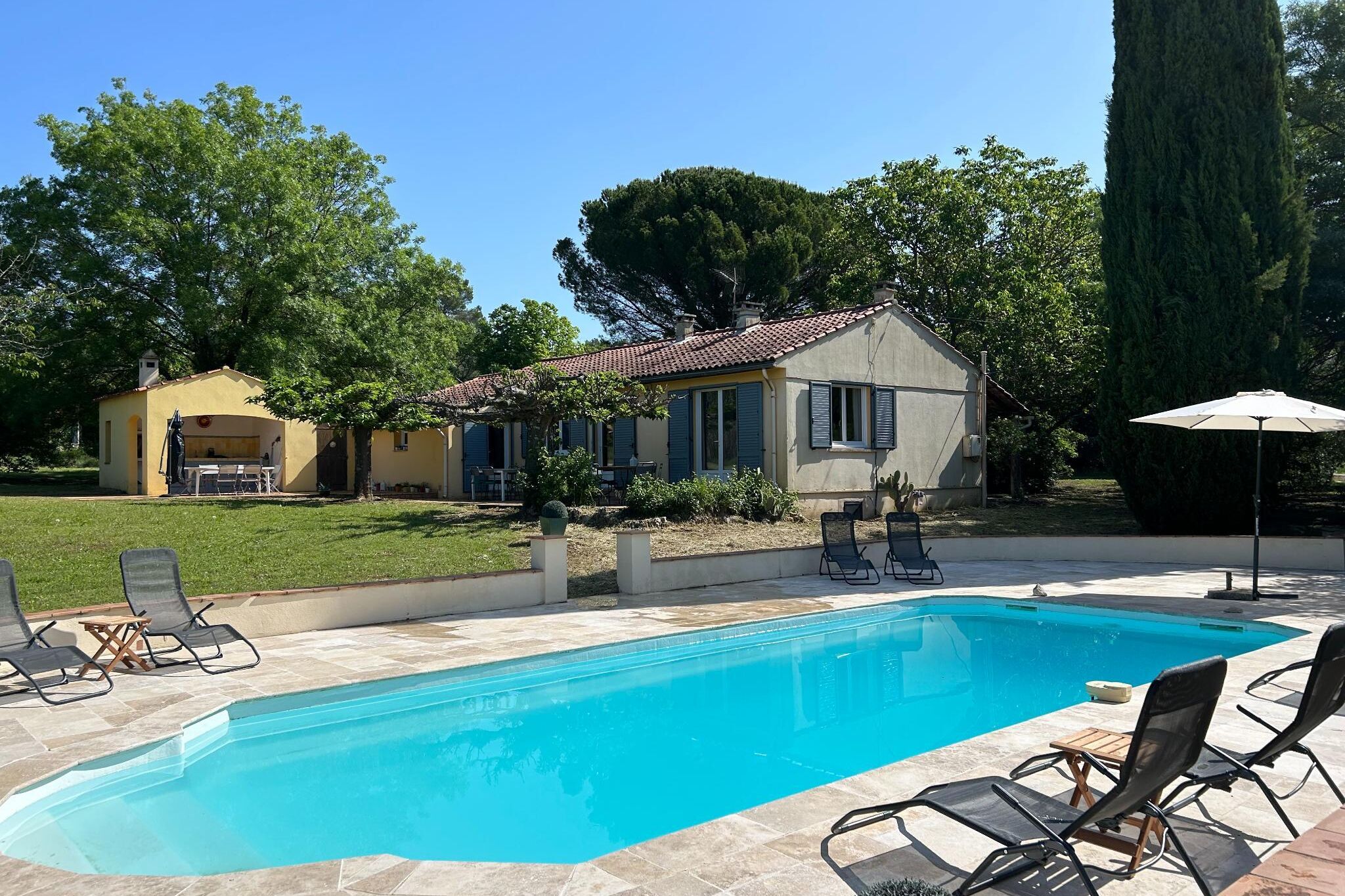 Spacieuse maison de vacances à Villecroze avec piscine