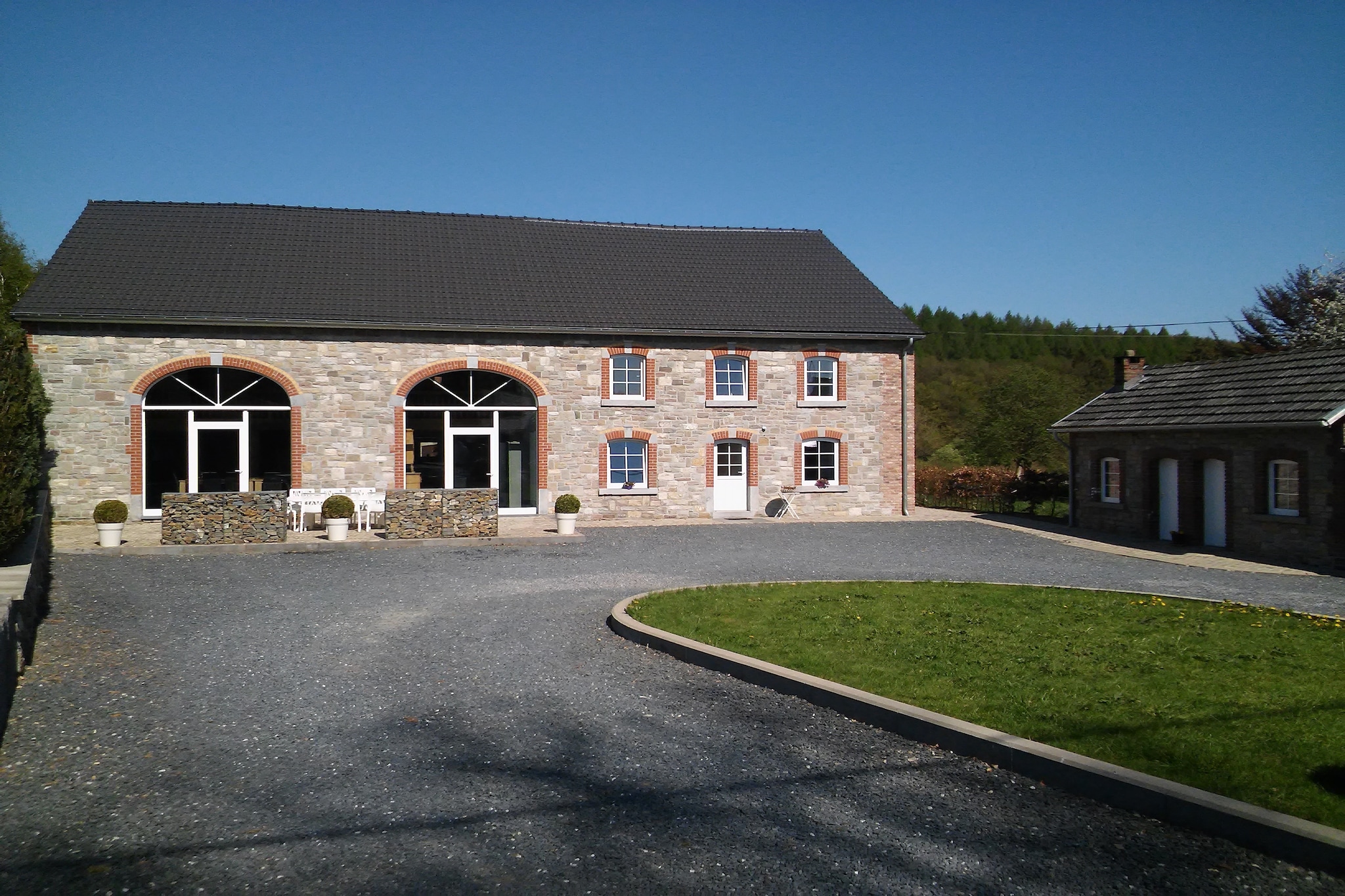 Cottage Saint Hilaire-Buitenkant zomer