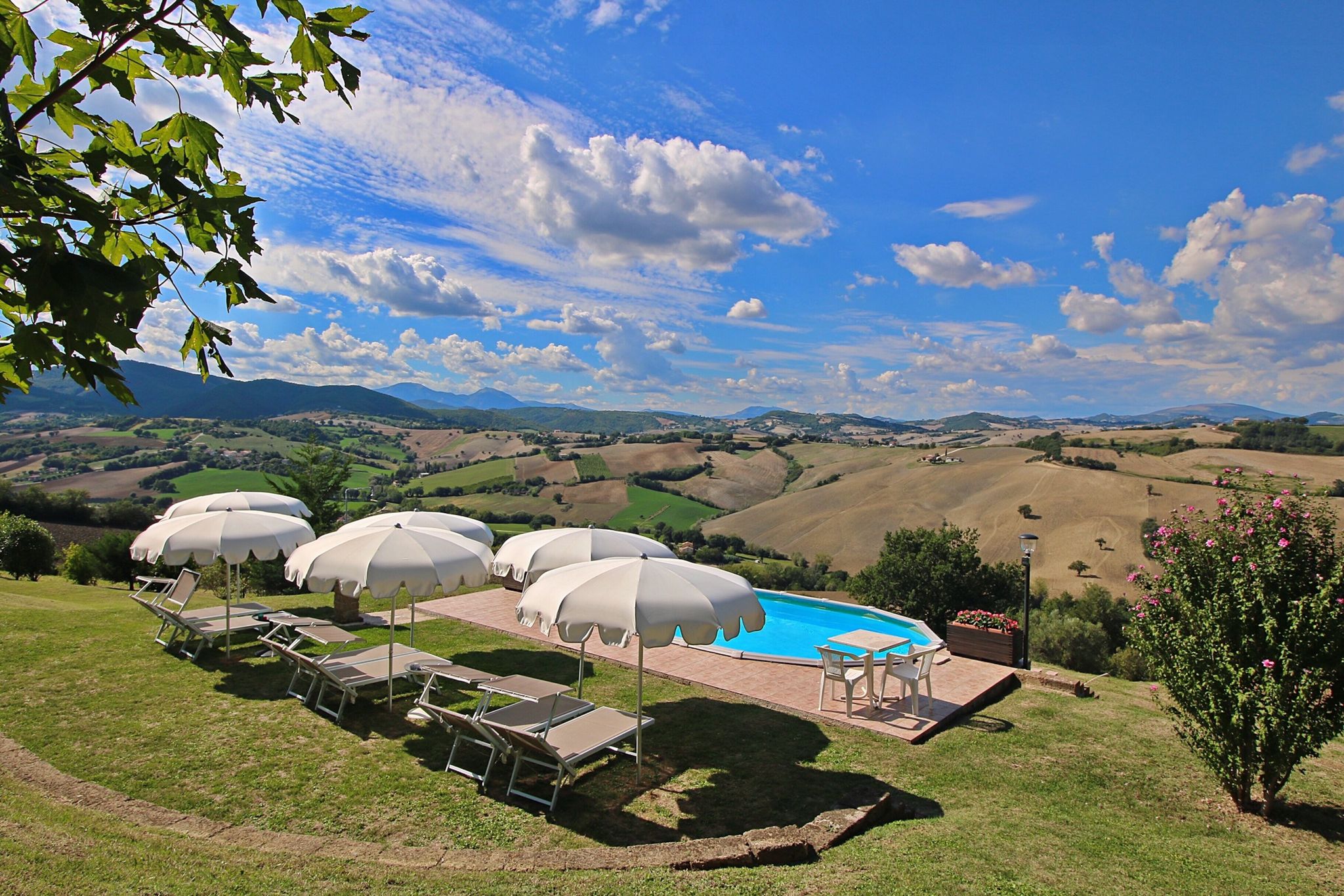 Sfeervol vakantiehuis met een zwembad en tuin in Piticchio