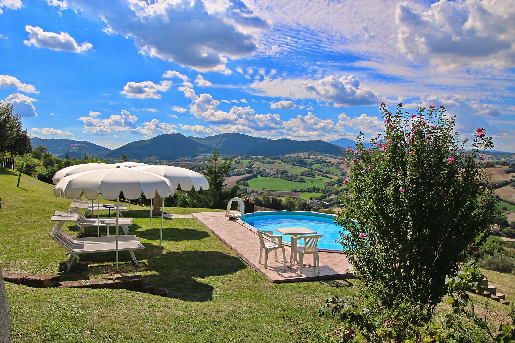Sfeervol vakantiehuis met een zwembad en tuin in Piticchio