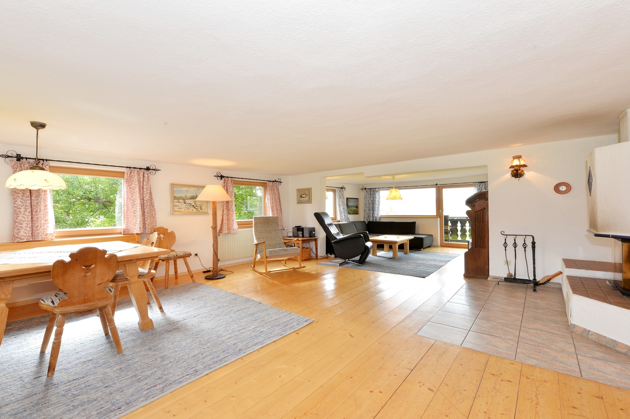 This spacious villa in Viechtach Wiesing offers a cozy retreat for families or groups in the heart of the Bavarian Forest. With three bedrooms, two bathrooms, and a generous living/dining area featuring a fireplace, smart TV, and stereo system, the home blends comfort with charm. The fully equipped kitchen includes a waffle iron, combination microwave, and dishwasher, perfect for preparing meals to enjoy on the private 30 m² terrace or in the 300 m² garden.
Guests will appreciate thoughtful amenities like a washing machine, children’s bed, high chair, party games, sled, and play equipment. The fenced garden includes a sandpit, barbecues (electric and charcoal), deckchairs, and a parasol for sunny afternoons. A balcony, private parking, and central heating ensure year-round convenience, while the nearby forest and cross-country skiing trails offer outdoor fun just steps away.
Local attractions include the Kristallmuseum Viechtach, the artistic Gläserne Scheune, and the scenic ruins of Burg Neunußberg. For nature lovers, the Großer Arber and Rissloch Waterfalls are perfect day trips. Dining options nearby include Blossersberger Keller for Bavarian classics, Adventure Camp Schnitzmühle for Thai-German fusion.