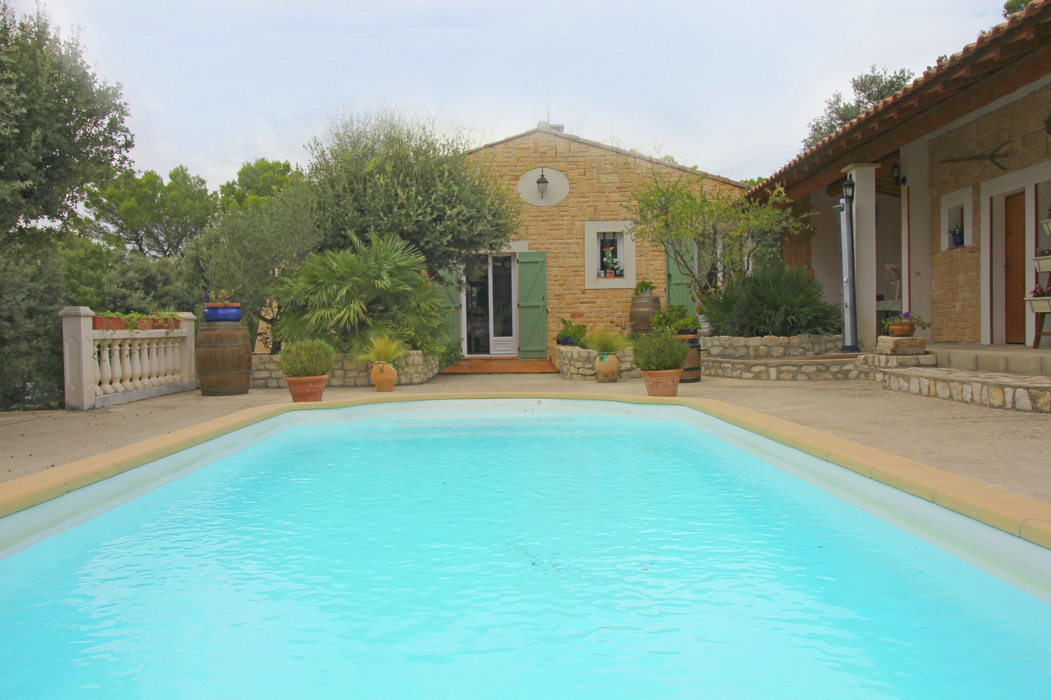 Jolie maison de vacances à Uchaux France avec piscine privée