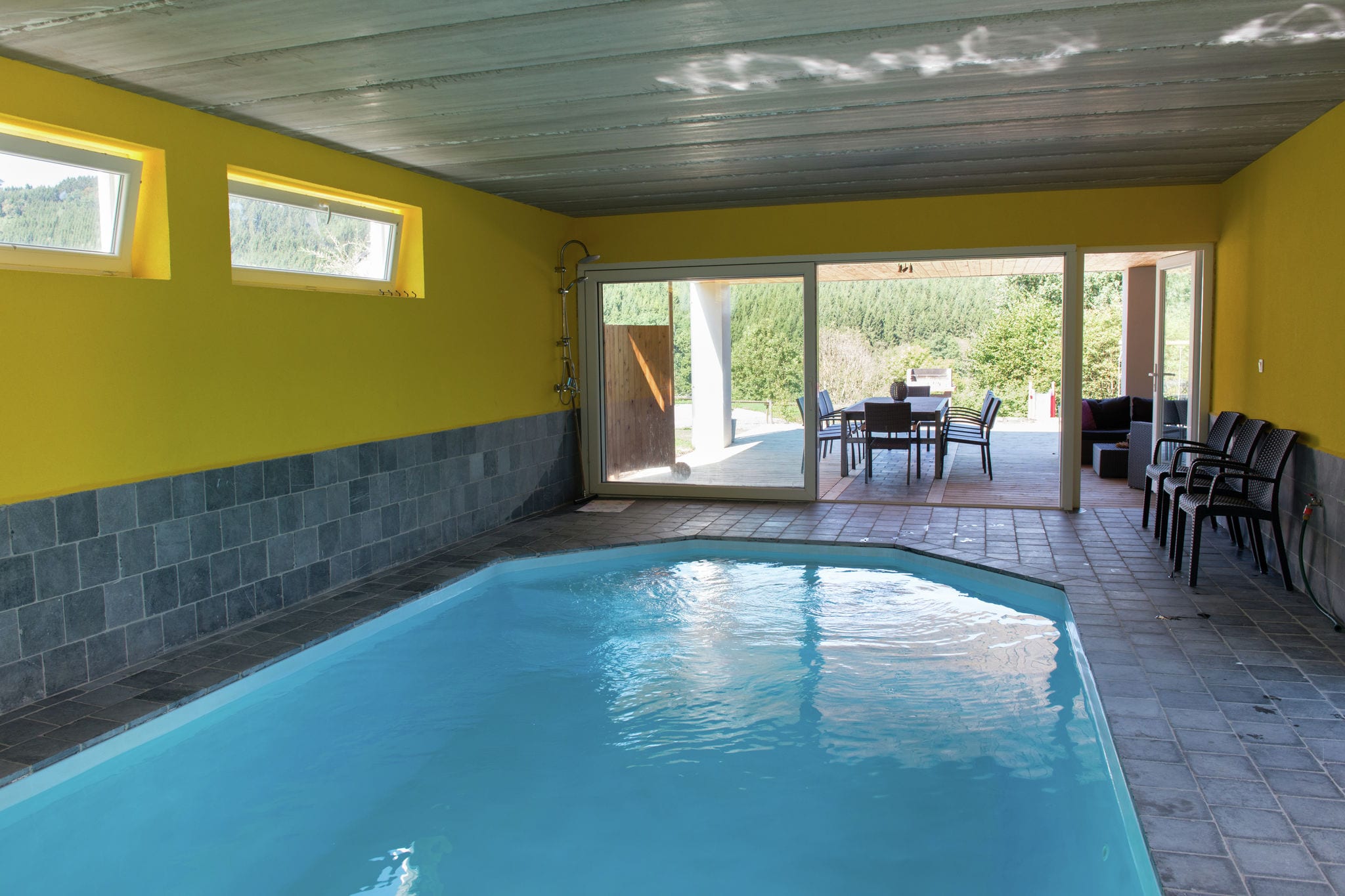 Ruhiges Ferienhaus mit eigenem Swimmingpool in Stoumont
