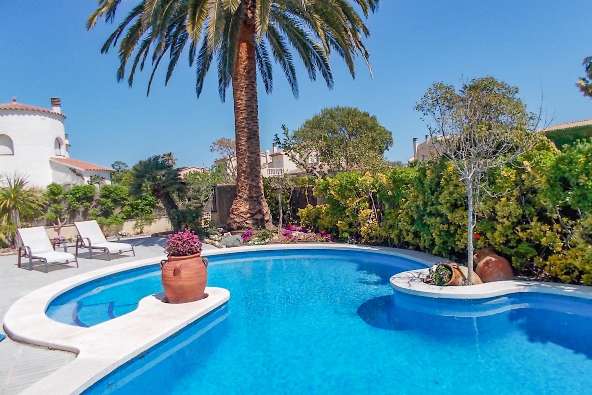 Schitterende villa met eigen zwembad, volop luxe en op slechts 500m van de kust