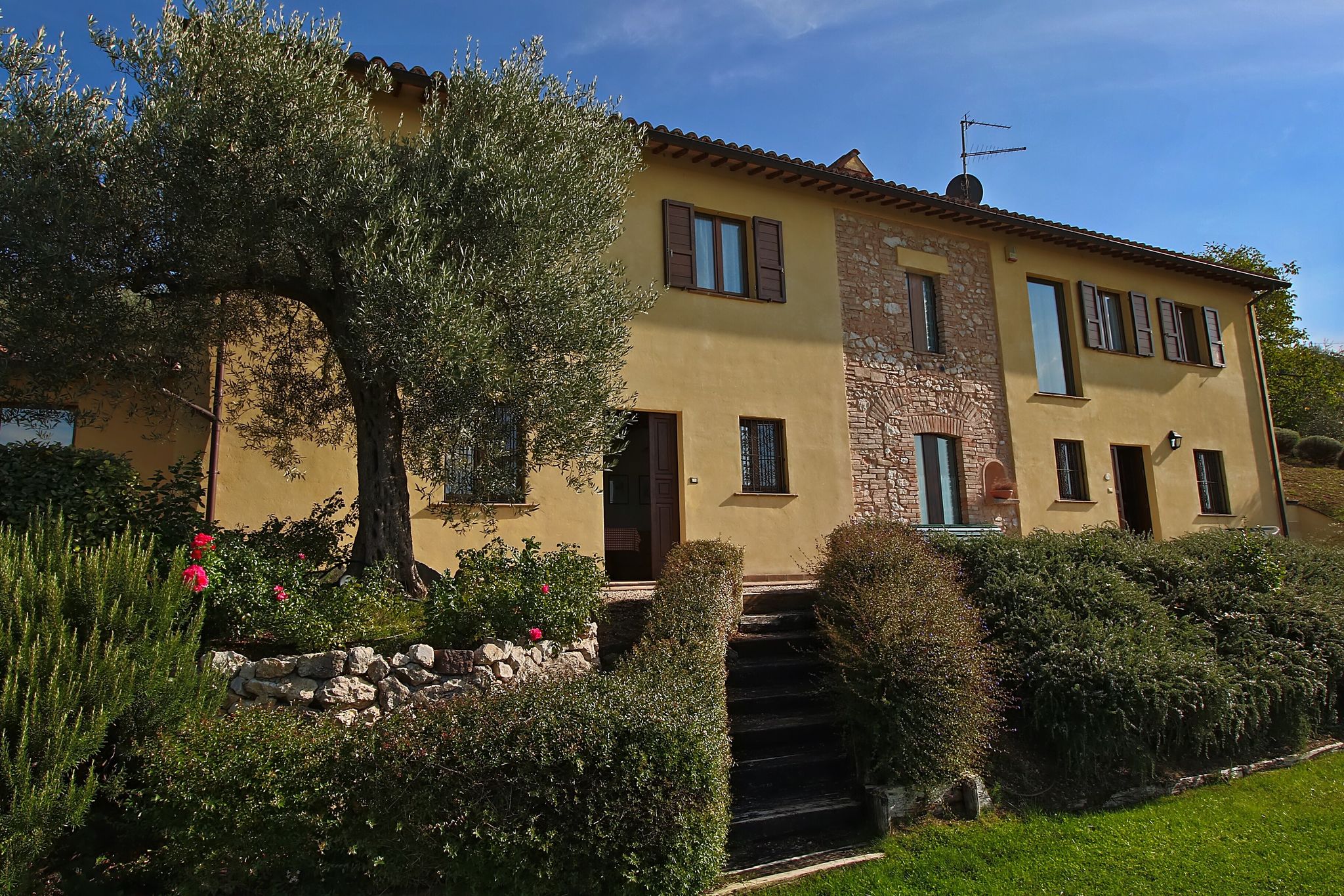 Charming Farmhouse in Trevi with Swimming Pool