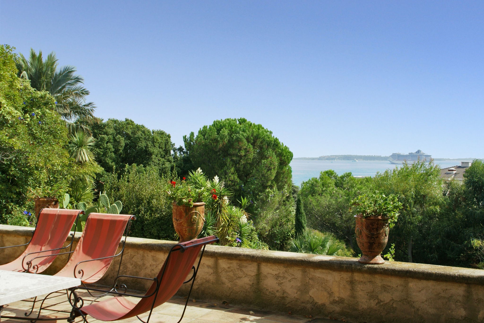 Rustig gelegen, mooie villa uit de 18e eeuw met zwembad en zeezicht, Cannes