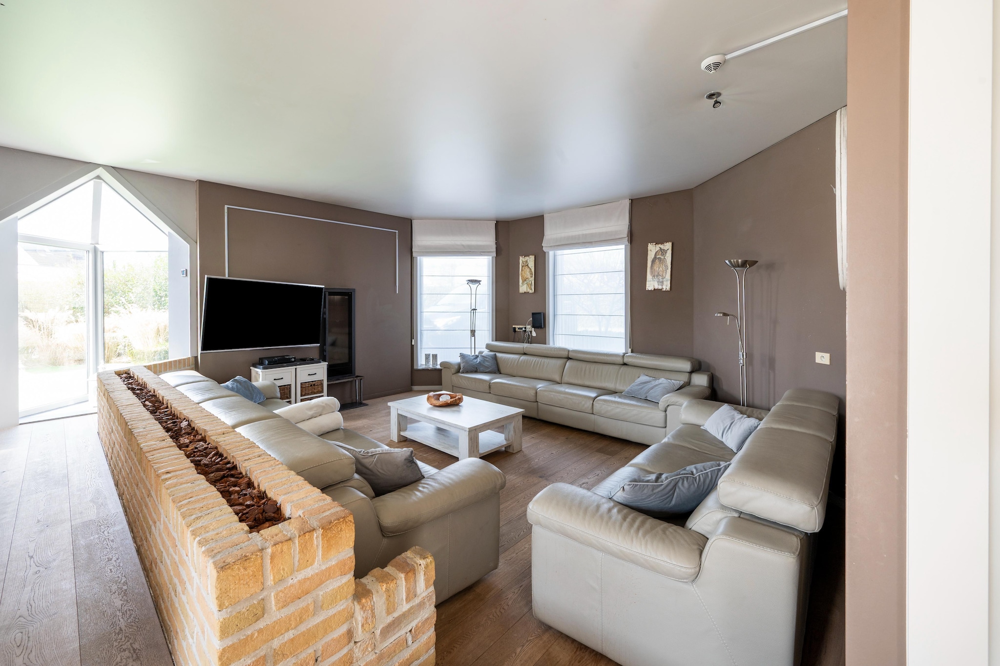 Ground floor: (hallway(toilet), Kitchen(cooker(4 ring stoves), coffee machine(filter), oven, microwave, dishwasher, fridge-freezer), Living/diningroom(TV(digital), fireplace, DVD player), bathroom(shower, washbasin))\n\nOn the 1st floor: (bedroom(2x single bed, double bed(160 x 200 cm)), bedroom(3x single bed(90 x 200 cm)), bedroom(single bed(90 x 200 cm), double bed(180 x 200 cm), bunk bed(90 x 200 cm)), bedroom(4x single bed(90 x 200 cm)), Bedroom with bathroom(2x bunk bed(90 x 200 cm), shower, washbasin), bathroom(shower, 2x washbasin, toilet), toilet)\n\nwashing room(tumble dryer, washing machine), recreation room(table football), conservatory/veranda(Bubble bath, infrared sauna), storage, garage, shower, terrace, terrace, garden(fenced), garden furniture, parking, children\'s bed, high chair