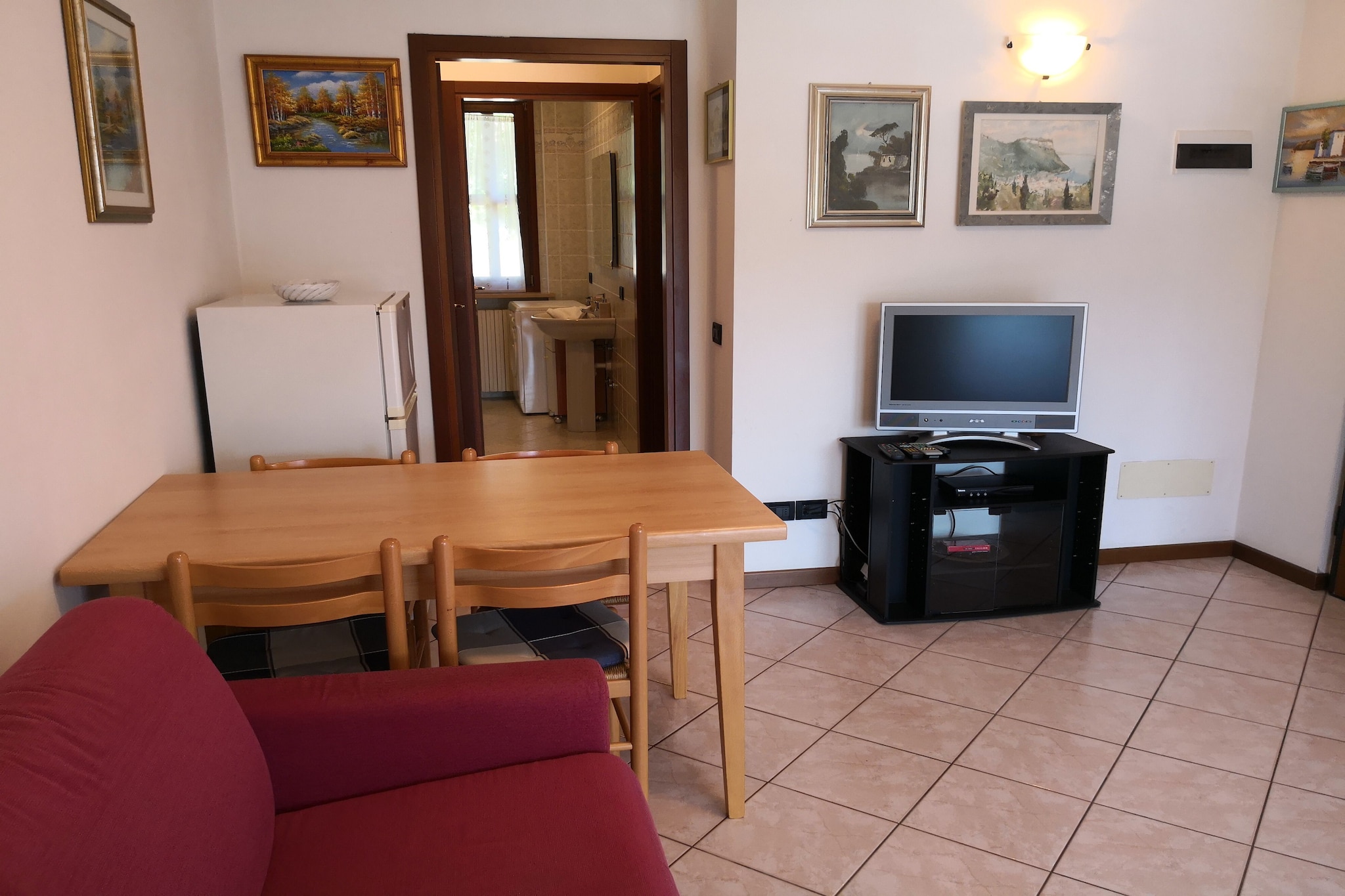 This 1-bedroom holiday home in Lazise features a shared swimming pool to take a dip and is ideal for a family or group of 4. Set amidst peaceful surroundings, the home is close to the lake.

The complex and the surrounding area: Between 1999 and 2001, a new residential area was built for permanent residence, but with several beautiful pools, in a very individual architectural style. The location is quiet but central, only 800 m from the lake and from the old town walls of Lazise, reachable on foot in a few minutes. In the village (Lazise), there are several shops, restaurants, and pizzerias. The center is 5 minutes away (on foot). Gardaland (Italy's largest amusement park) is less than 10 10-minute drive away. Verona is 30 minutes away, Venice is 1.5 hours away, and Milan is 1 hour and 45 minutes away.

Each residential unit has its own garage or parking space. Because the apartments are in different parts of the complex and therefore do not all use the same swimming pool, these apartments are not suitable for large families and groups of young people. Despite the size, it is a quiet area.
