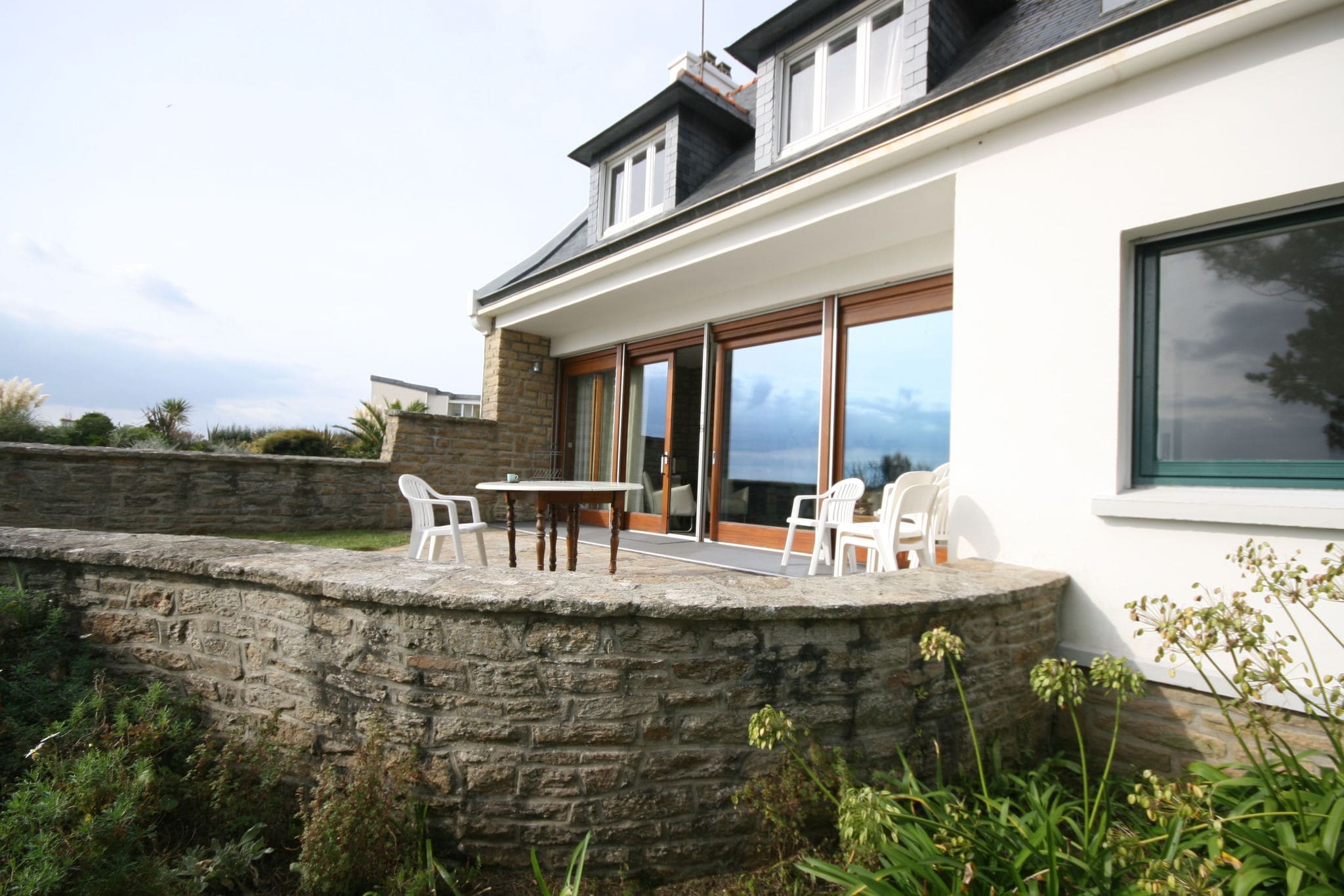 Charming Holiday Home in Concarneau with Fenced Garden