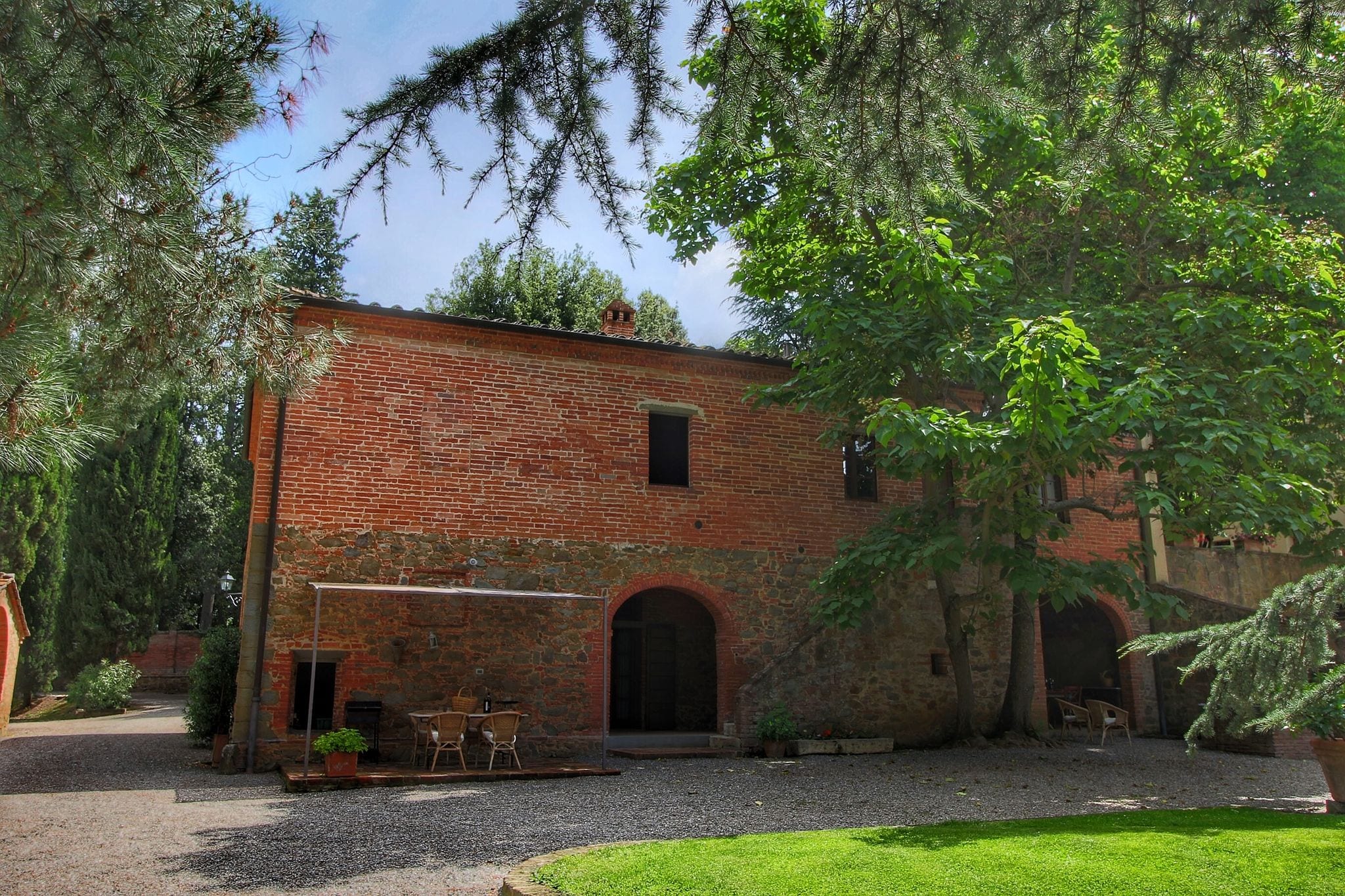 Estate with pool and tennis court in the Tuscan hills