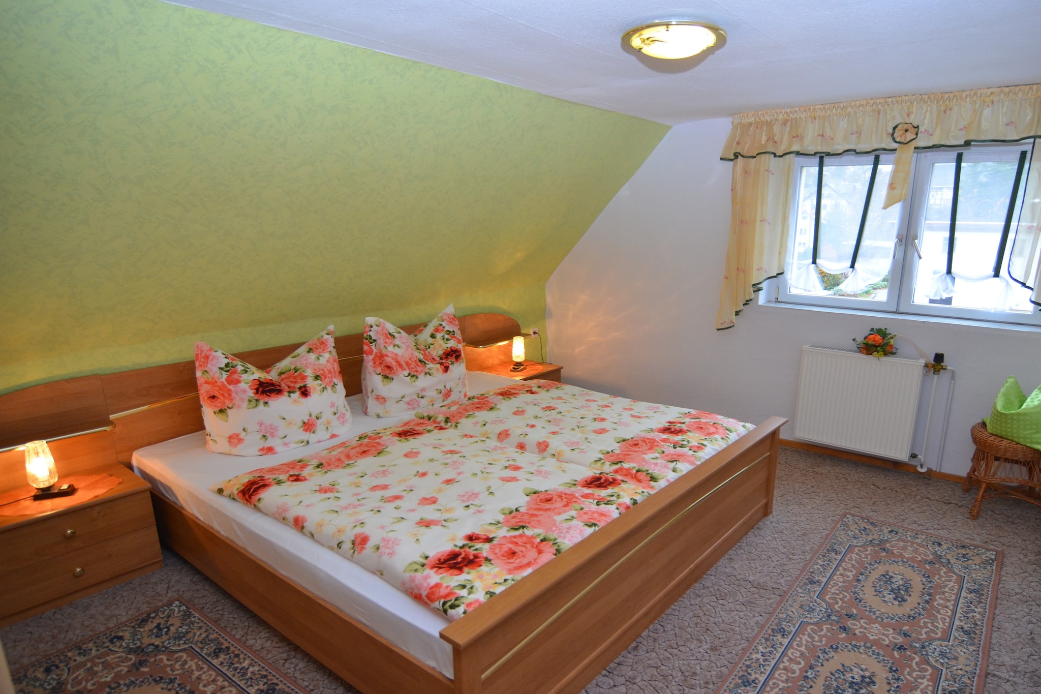 On the 2nd floor: (Living room(radio), open kitchen(electric kettle, toaster, cooker(2 ring stoves, electric), coffee machine(filter), microwave, dishwasher, fridge-freezer), bedroom(double bed(190 x 200 cm)), bedroom(bunk bed), bathroom(shower, washbasin, toilet))\n\nheating(central), garden(shared with other guests, 1000 m2), BBQ(charcoal), parking, pond, play equipment, table tennis table, children\'s bed, high chair