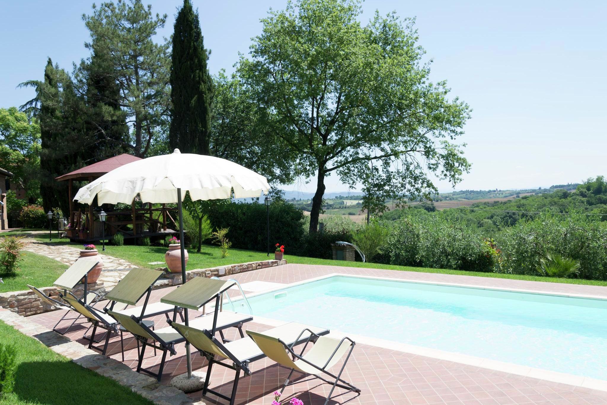 Villa with private pool near Cortona in the calm countryside and hilly landscape