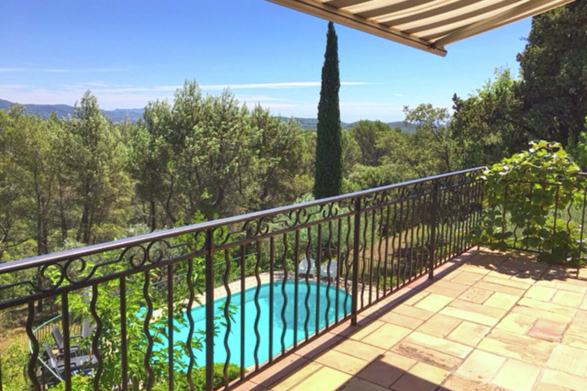 Provençal villa with private swimming pool, 900 m from the picturesque village of Flayosc