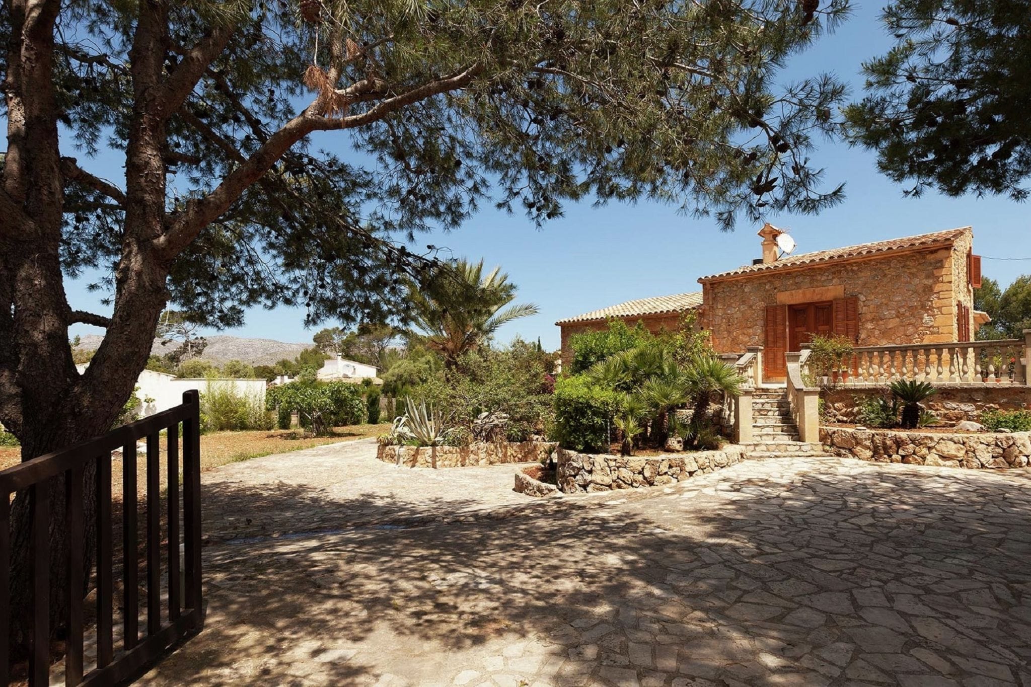 Grande et confortable maison de campagne en pierre près de la mer avec piscine privée