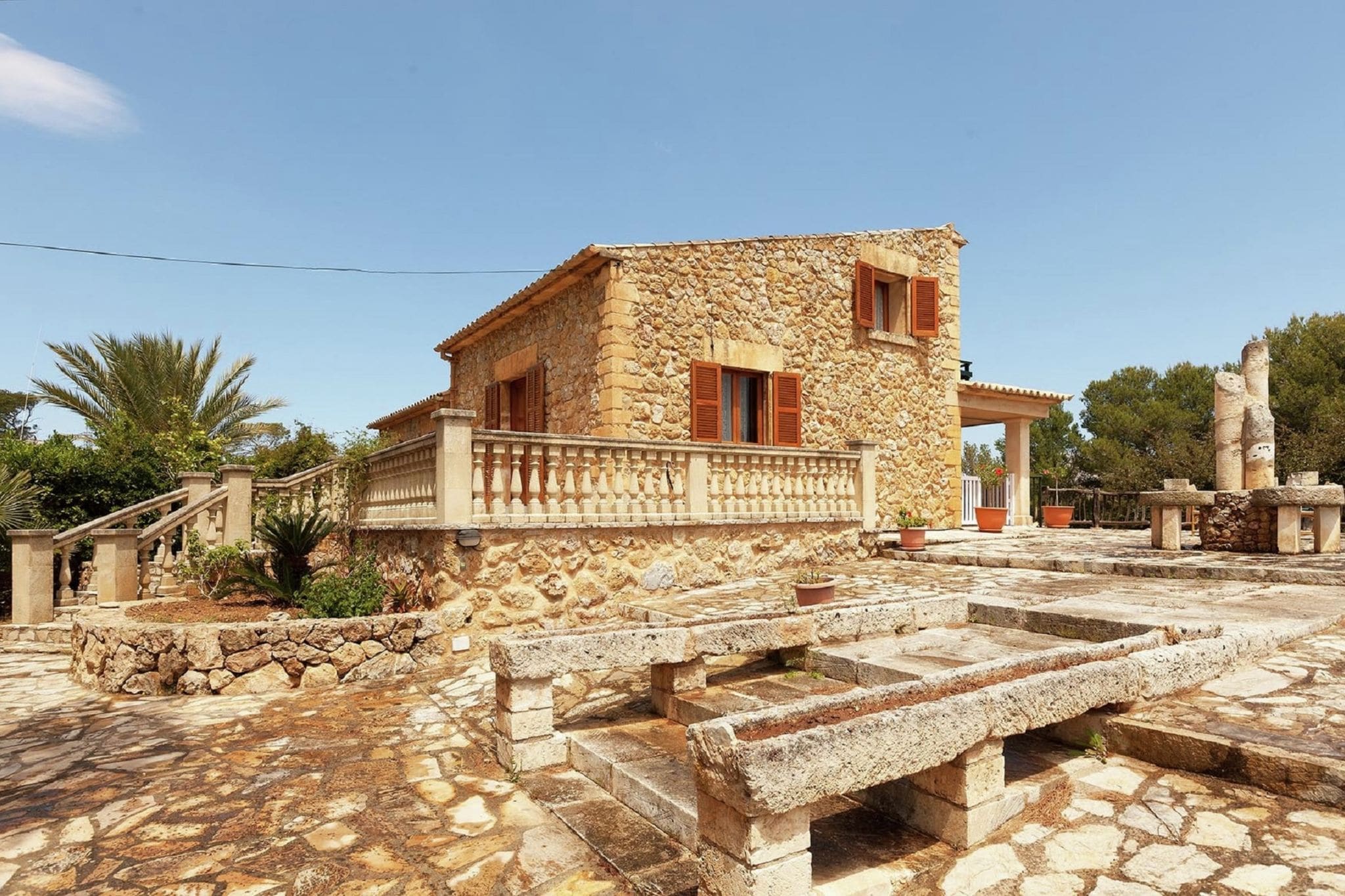 Grande et confortable maison de campagne en pierre près de la mer avec piscine privée