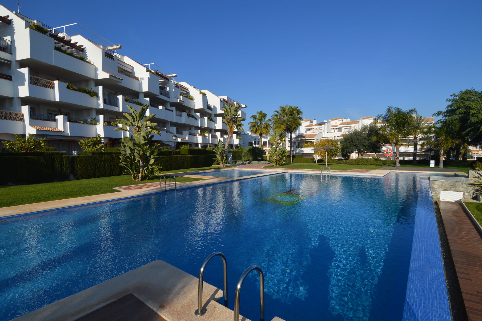 Modernes Appartement mit Swimmingpool am Meer in Valencia