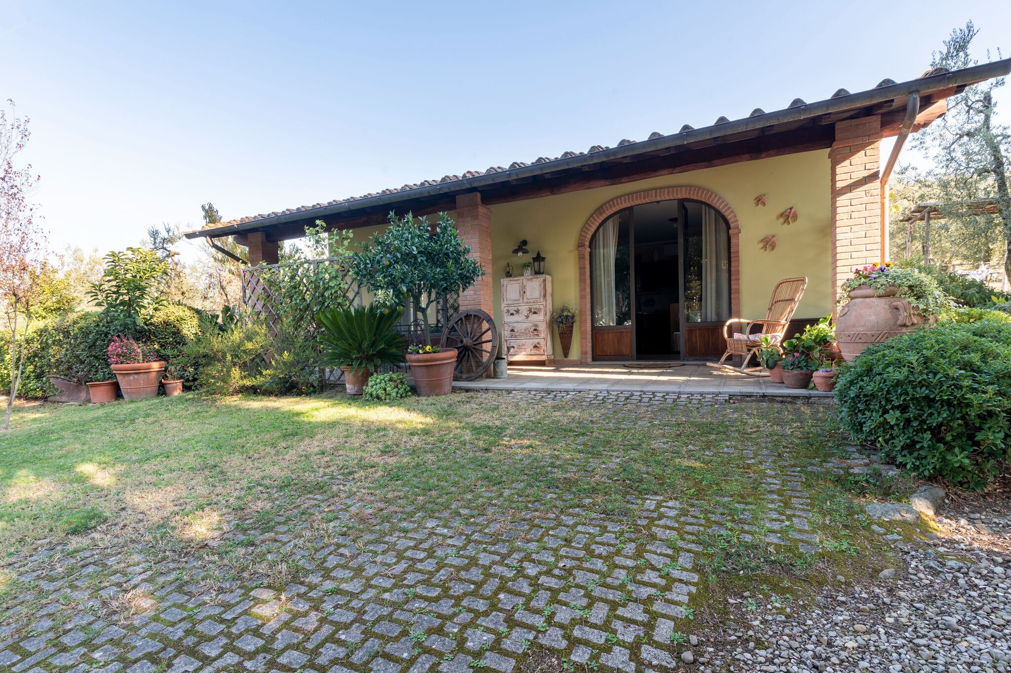 Detached house in the hills of Arezzo, surrounded by olive trees