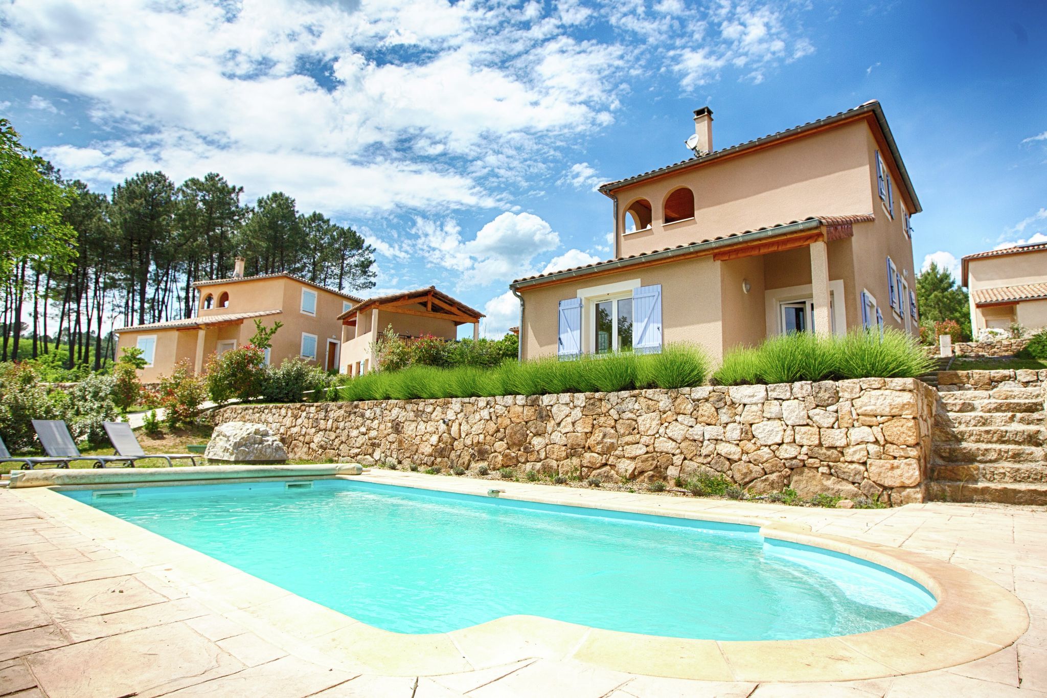 Jolie maison de vacances, terrasse à Joyeuse, sud France