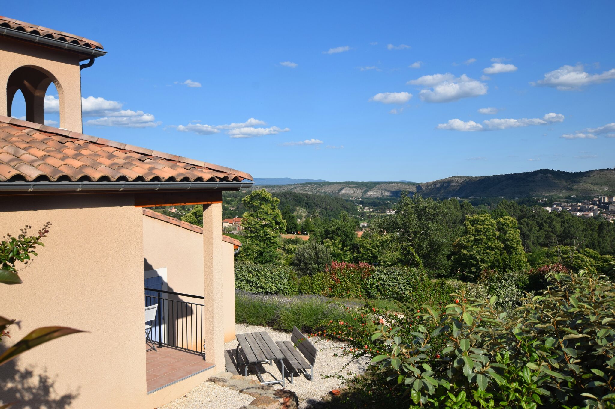 Jolie maison de vacances, terrasse à Joyeuse, sud France