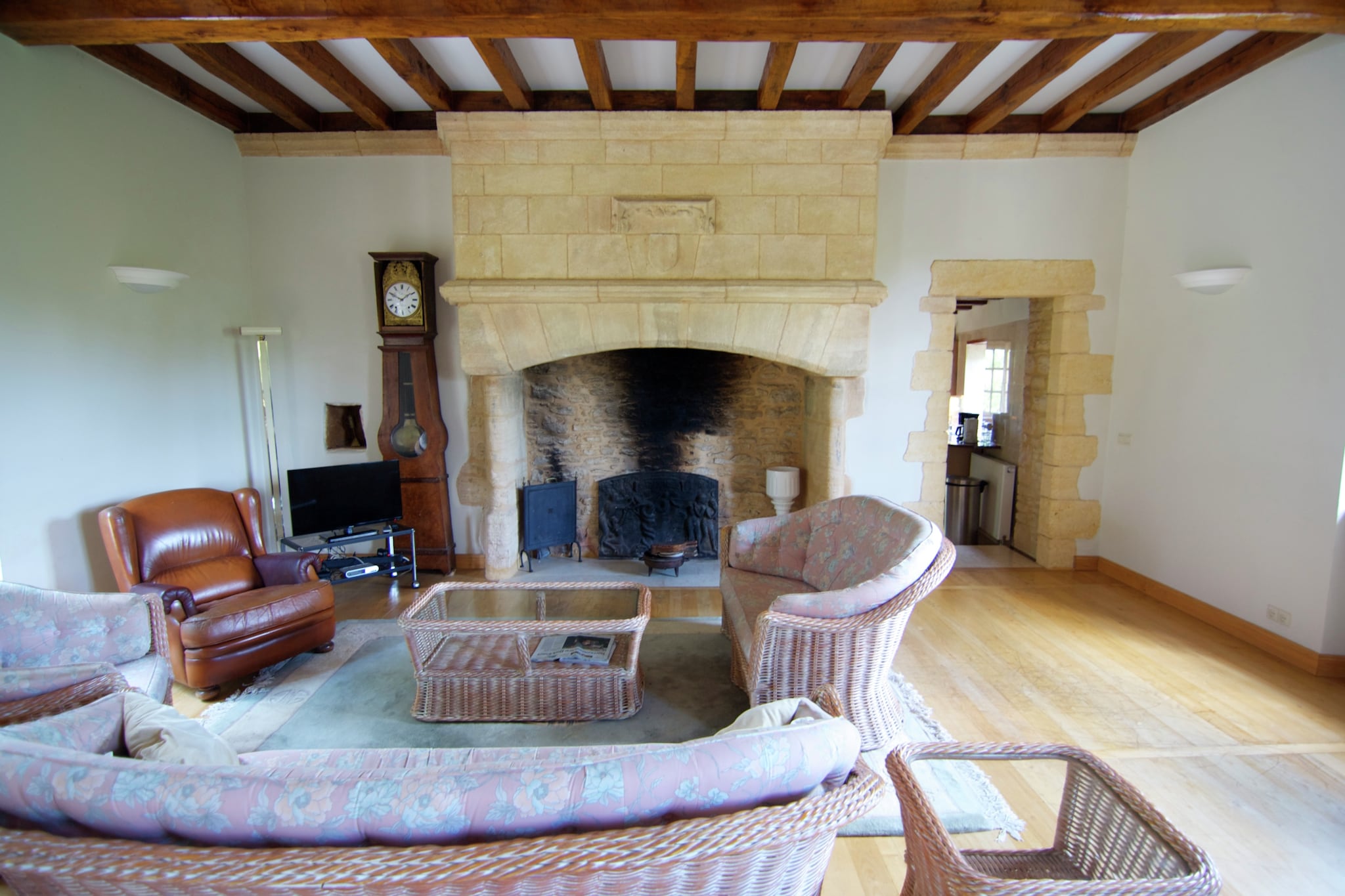 Ground floor: (hallway, Living room(TV(satellite), fireplace, DVD player), Large kitchen(cooker(4 ring stoves), oven, microwave, dishwasher, fridge-freezer), bedroom(double king size bed, TV(satellite)), bathroom(bath tub, massage shower, washbasin), toilet(toilet, bidet), toilet(washbasin, toilet))\n\nOn the 1st floor: (hall, bedroom(2x single bed), Bedroom with bathroom(double bed, shower, washbasin, toilet, bidet), bathroom(shower, washbasin, bidet), toilet(washbasin, toilet), mezzanine)\n\nbasement(reachable from the outside)(tumble dryer, washing machine), heating(central), terrace(private), garden(private, > 1000 m2), garden furniture, BBQ(charcoal), swimming pool(private, 12 x 6 m., opened from May upto and including Sep), children\'s bed, high chair