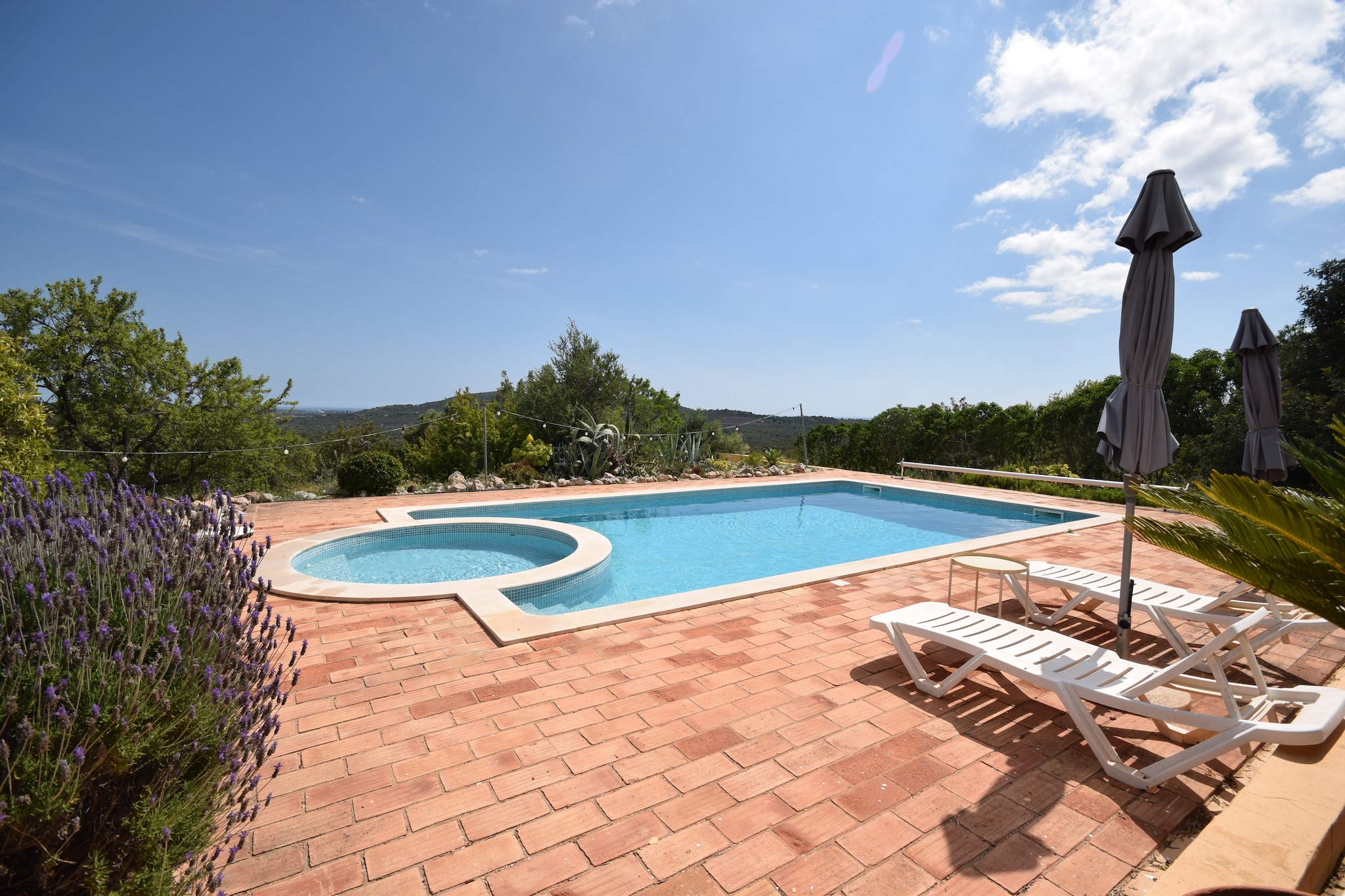 Quinta Amarela is an attractive Portuguese villa restored in 2018. Quiet location, yet close to towns and renowned golf courses and the sea.
This stylish villa is comfortably furnished with air conditioning and underfloor heating. An ideal house in both summer and winter. The panoramic view is overwhelming, especially from the roof terrace with sea view. With various terraces and seating areas, you will always find a wonderful place to stay. The swimming pool (10x5m) has a separate children's section. There is free WiFi and Apple TV. Music streaming via Bang & Olufsen application on B&O installation.
The villa has a modern kitchen with a wine fridge. All bedrooms have air conditioning. Plenty of parking on site.
The villa can accommodate 6 people, but next to the house (30m next to it) is another charming farmhouse Casa Amarela, which can accommodate 2 people. In July and August, the Casa is only rented together with the villa, so that you have complete privacy. From September to June it is rented separately or it is sometimes occupied by the friendly owner. The guests of the Casa can use the swimming pool.