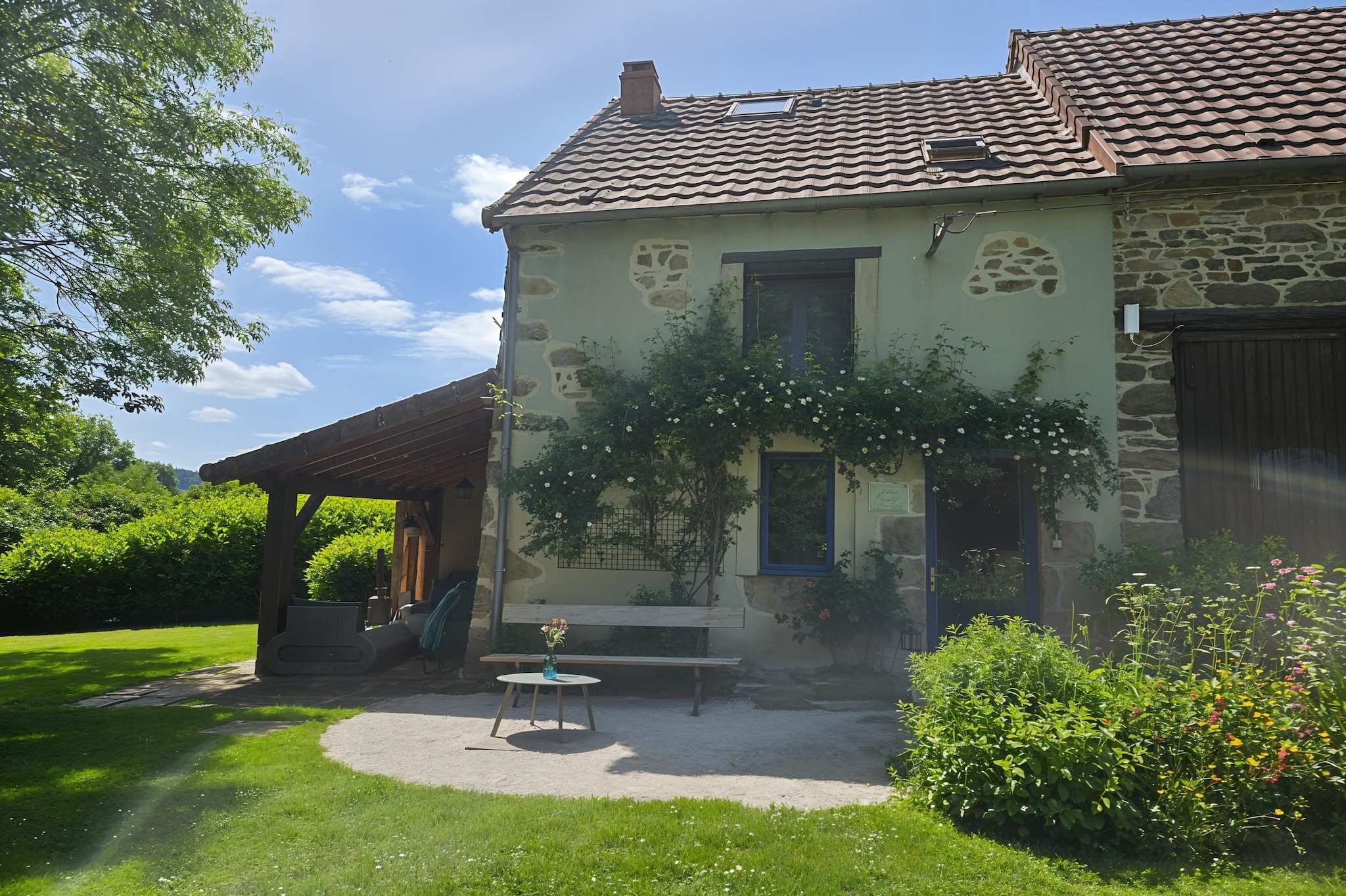 Gîte d'Artisan-Buitenkant zomer