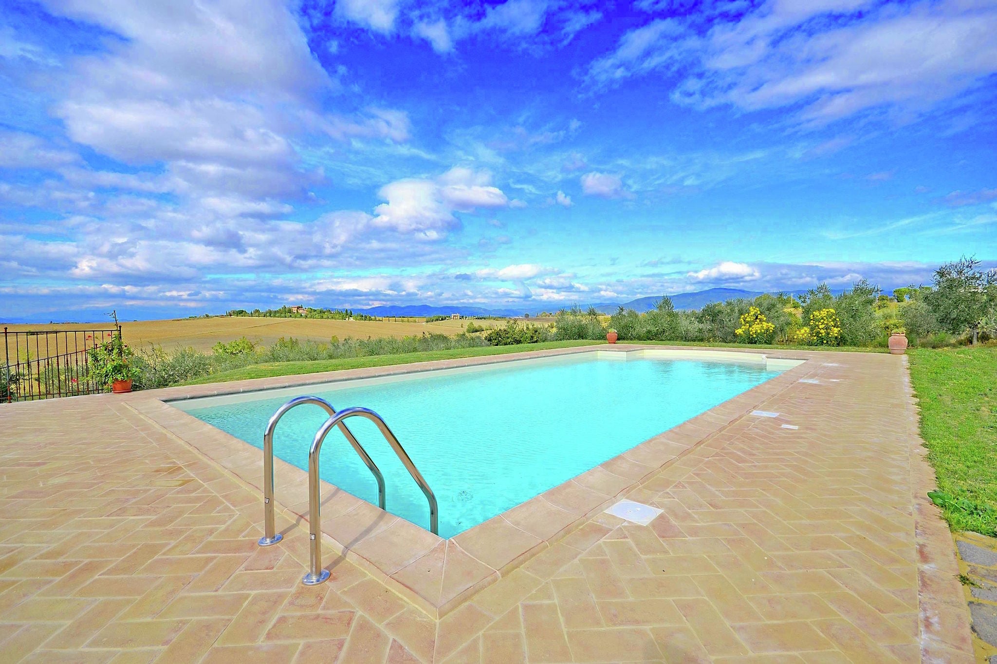 Villa met privézwembad in de heuvels, dichtbij Cortona, prachtige omgeving