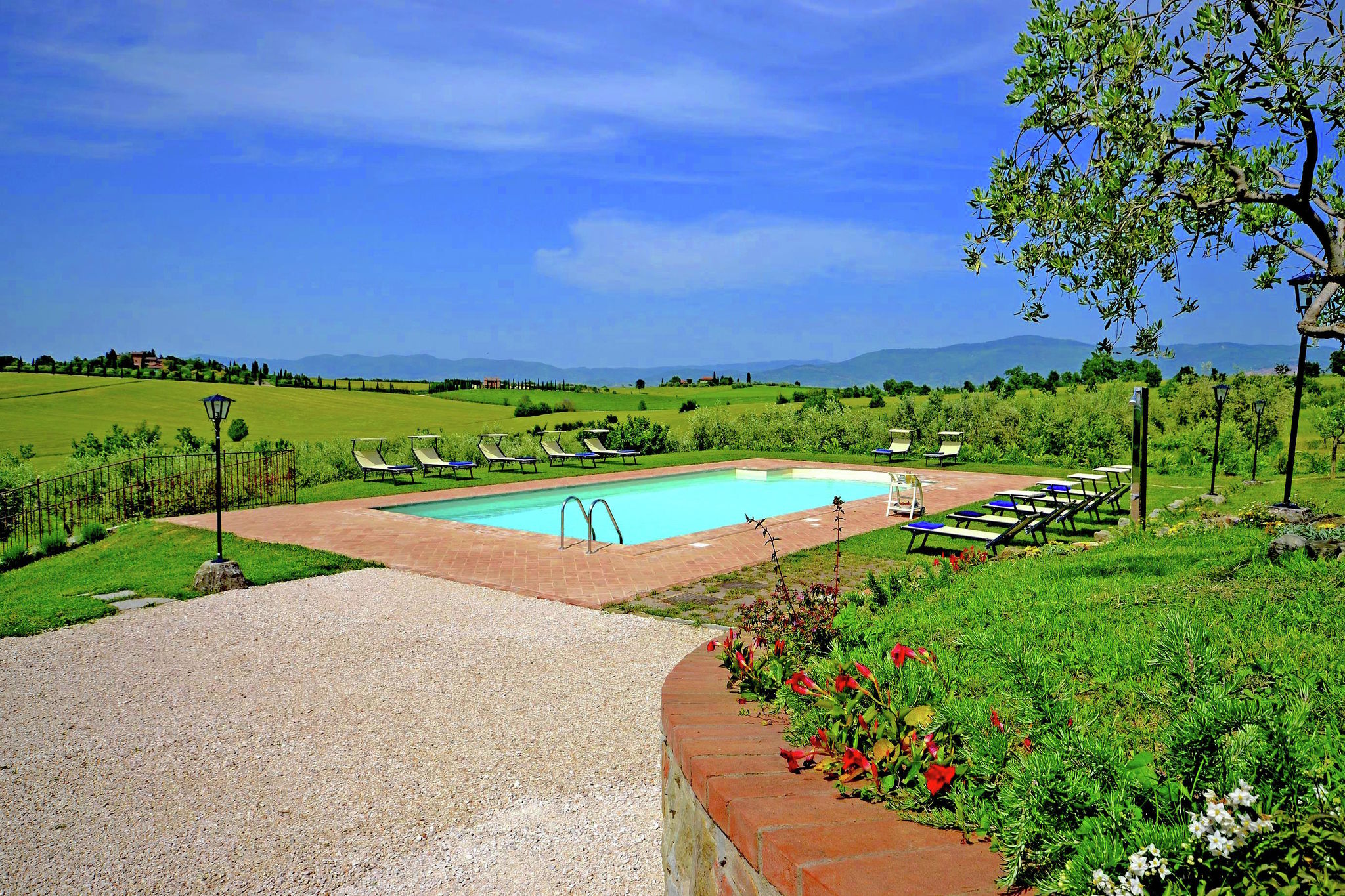 Villa met privézwembad in de heuvels, dichtbij Cortona, prachtige omgeving