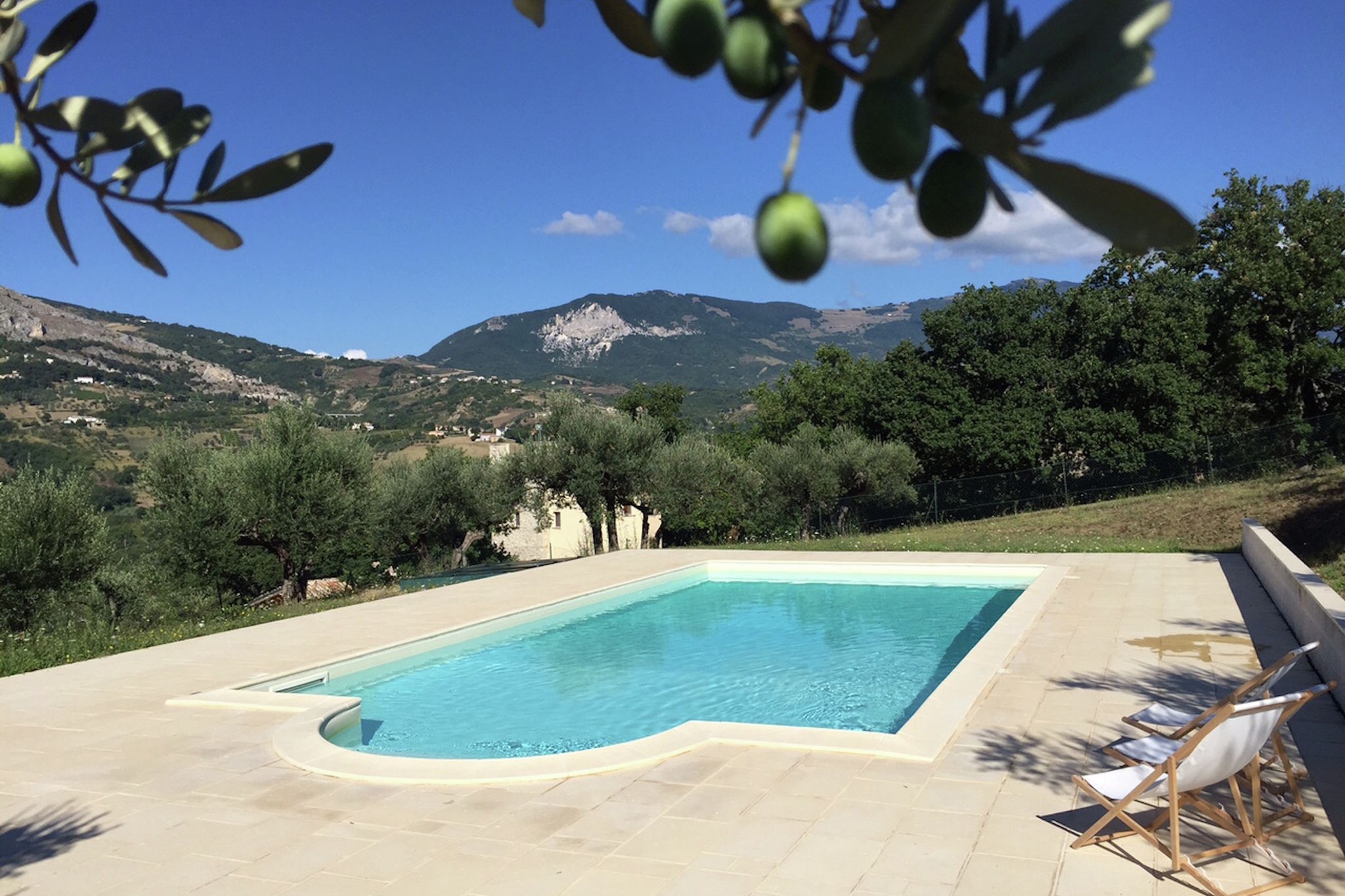 Moderne villa in Pietranico, Italië met privézwembad