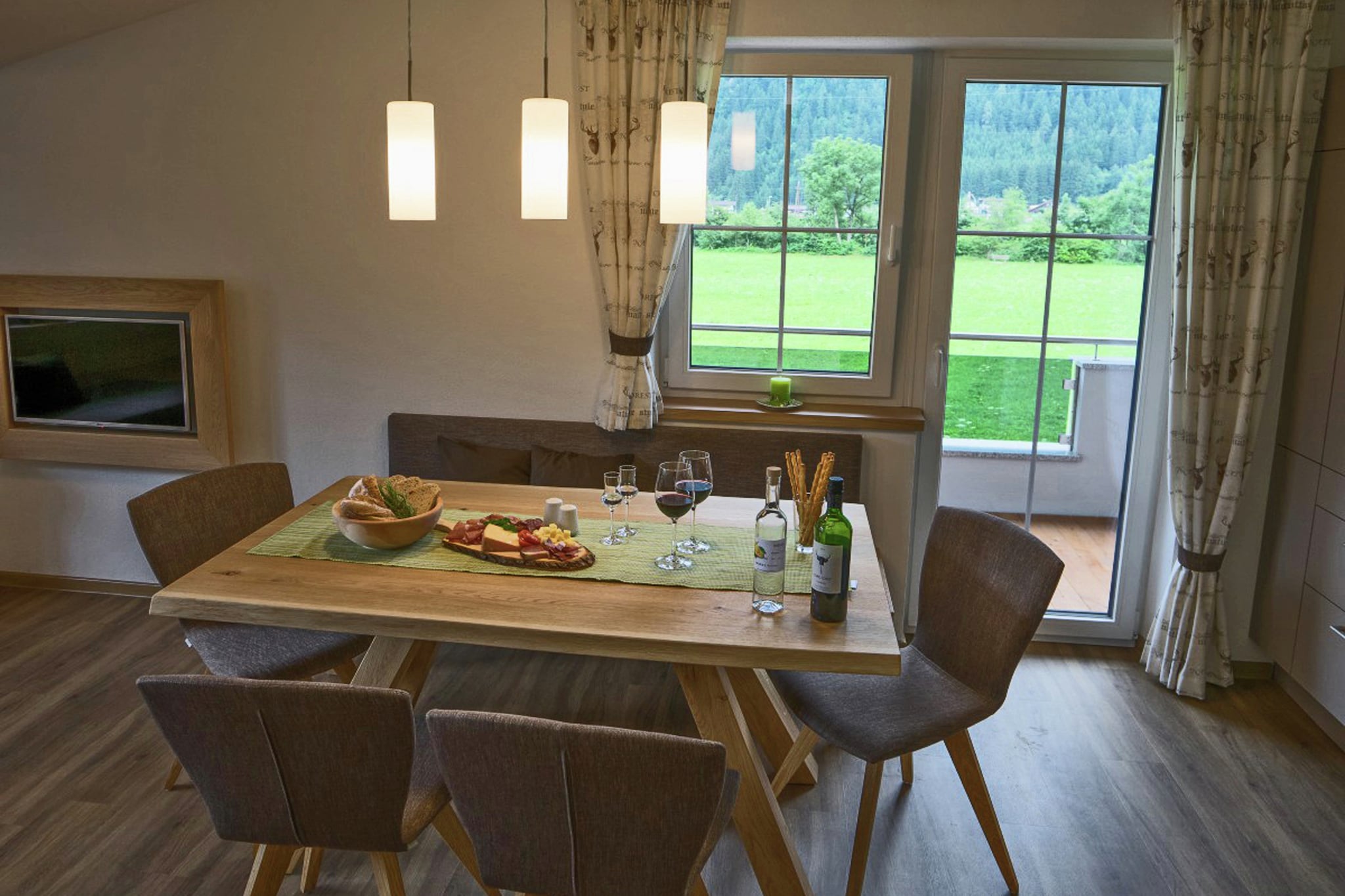 This brand new holiday home - its construction was only finished in 2016 - is located in close proximity to the two ski lifts of the Penkenbahn and the Horbergbahn at Mayrhofen. This location gives you easy access to any of the surrounding ski areas. You will get there in no time! The ski bus essentially stops on your doorstep. All apartments are brand new. They are furnished in a way that exudes modernity, style and superior quality. This should help you unwind completely. You will get to enjoy a big combined sitting room and bedroom along with a kitchen, two bedrooms, a bathroom, and of course, a terrace or balcony.