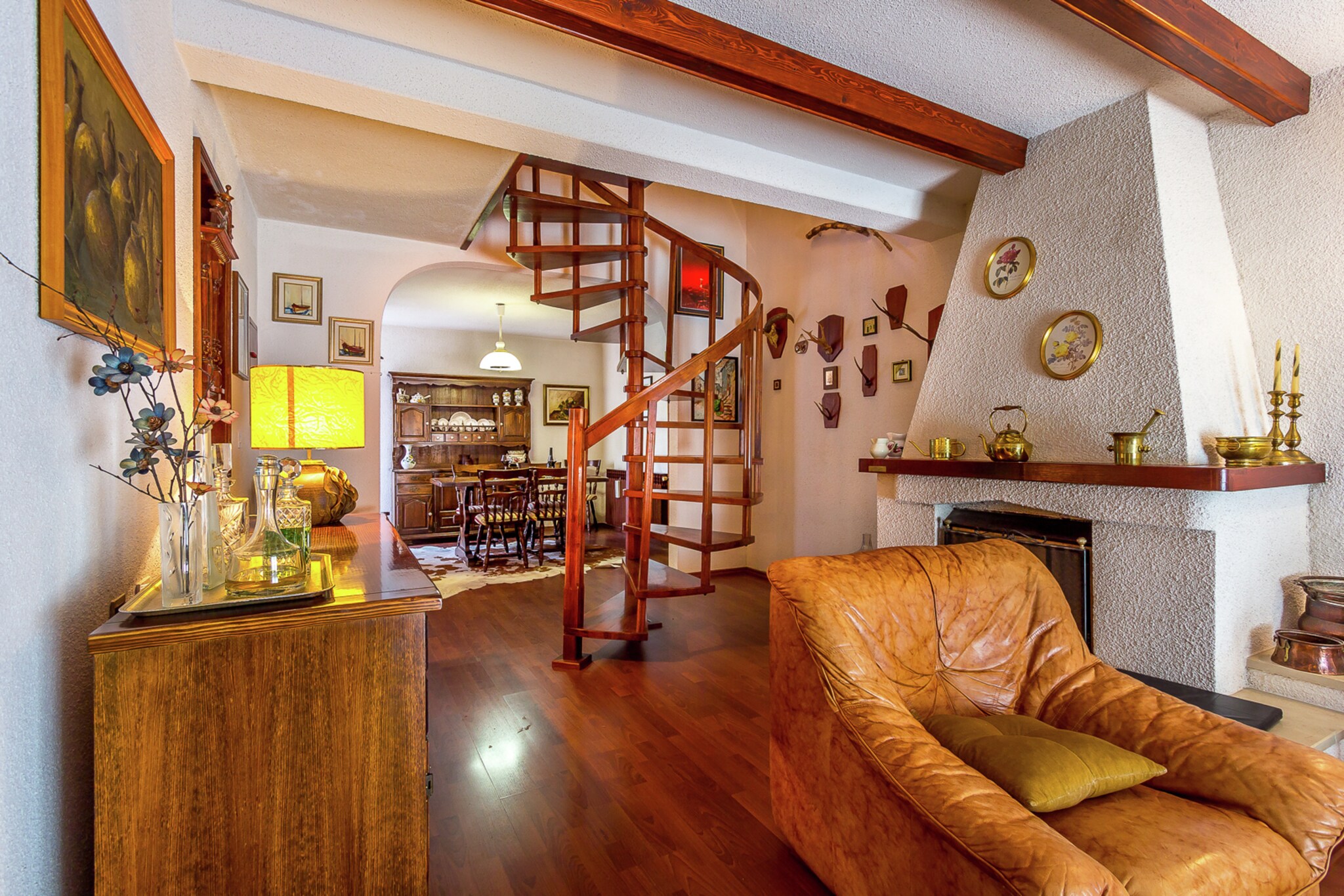 Ground floor: (open kitchen(cooker(2 ring stoves, electric), coffee machine, microwave, fridge-freezer), Living/diningroom(2x single folding bed, TV(satellite), dining table), bathroom(toilet))\n\nOn the 1st floor: (bedroom(double bed(200 x 180 cm), balcony, air conditioning), bedroom(double bed(200 x 160 cm)), bathroom(bath tub, toilet, bidet))\n\nwashing machine, terrace(private), garden(private), garden furniture, parking