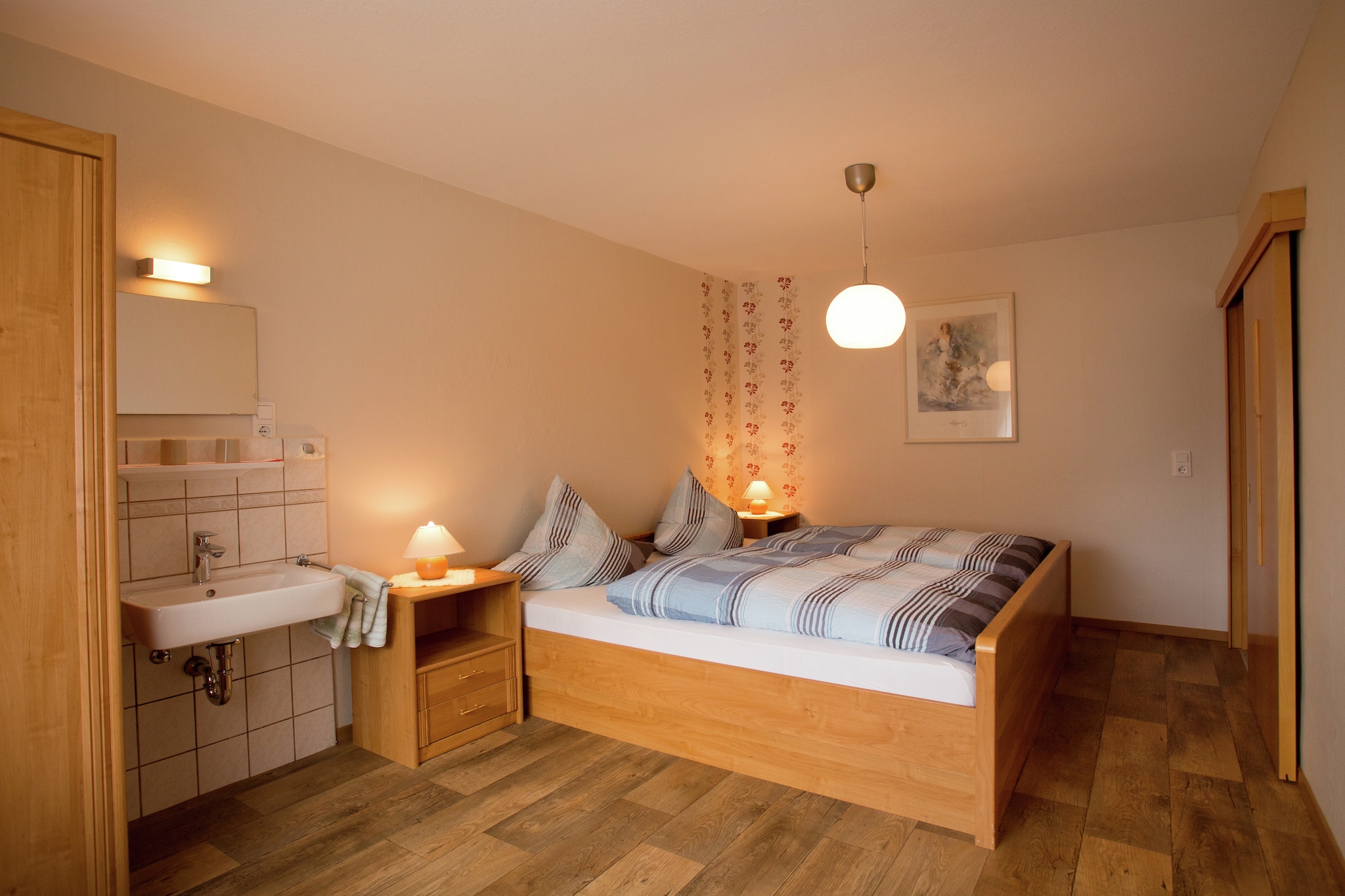 Ground floor: (Entrance, Landing)\n\nOn the 1st floor: (Kitchenette(cooker(4 ring stoves, electric), coffee machine(filter), oven, fridge-freezer), Living/diningroom(single sofa bed, TV(satellite)), bedroom(double bed(200 x 200 cm), washbasin), bathroom(shower, washbasin, toilet))\n\ngrill, balcony, heating(central), garden(shared with the owner ), garden furniture, parking