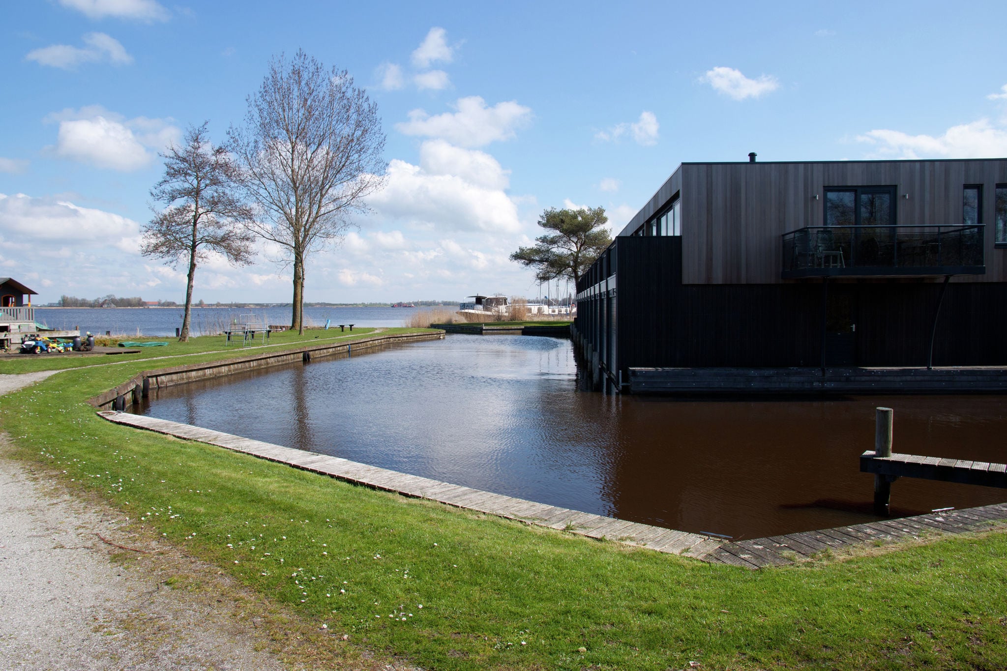 Knus appartement aan de Friese meren met een aanlegsteiger